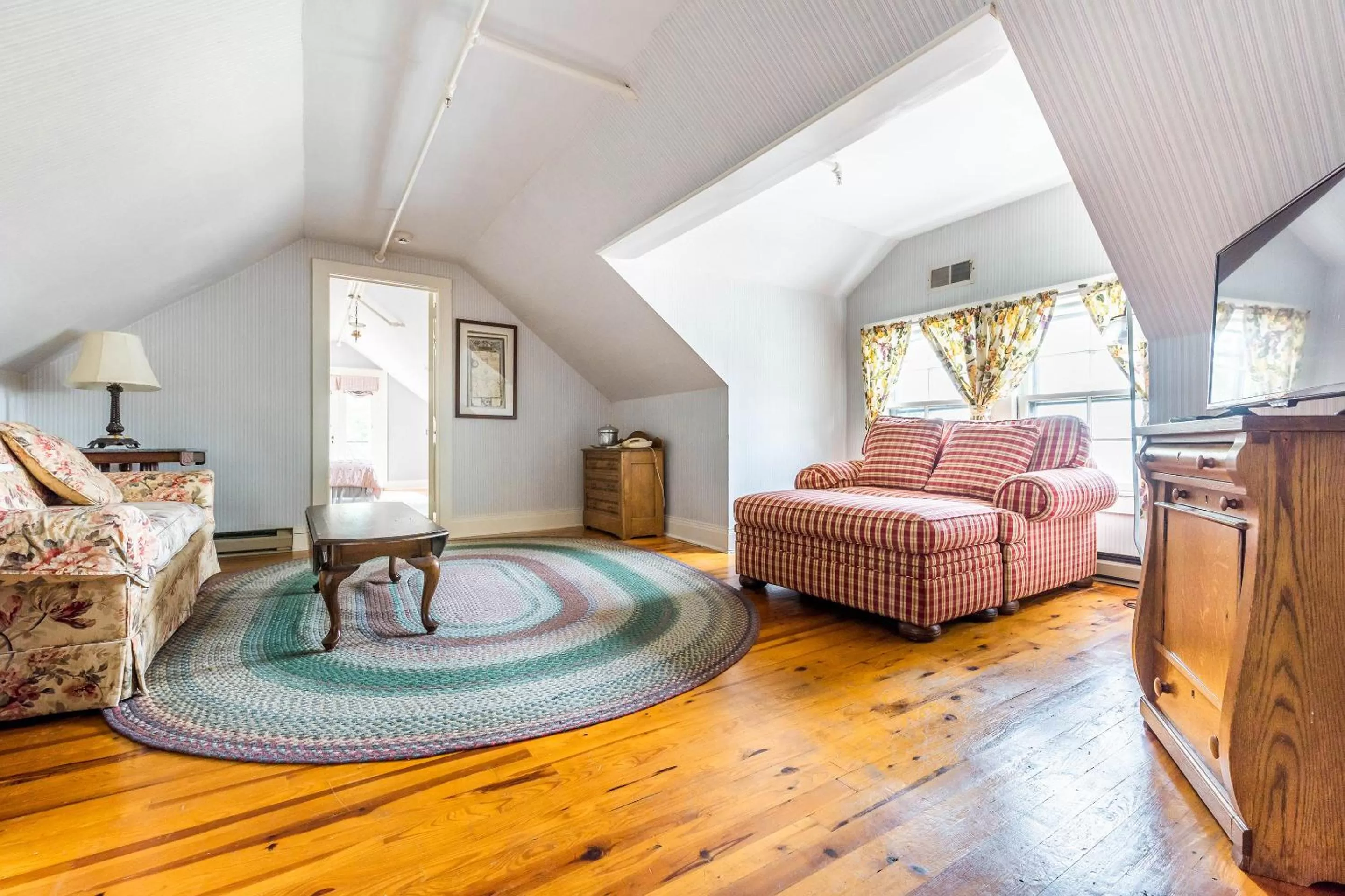 Avaloch Suite, 2 Rooms, King Bed, 2 Sofa Beds, Mountain View in Apple Tree Inn