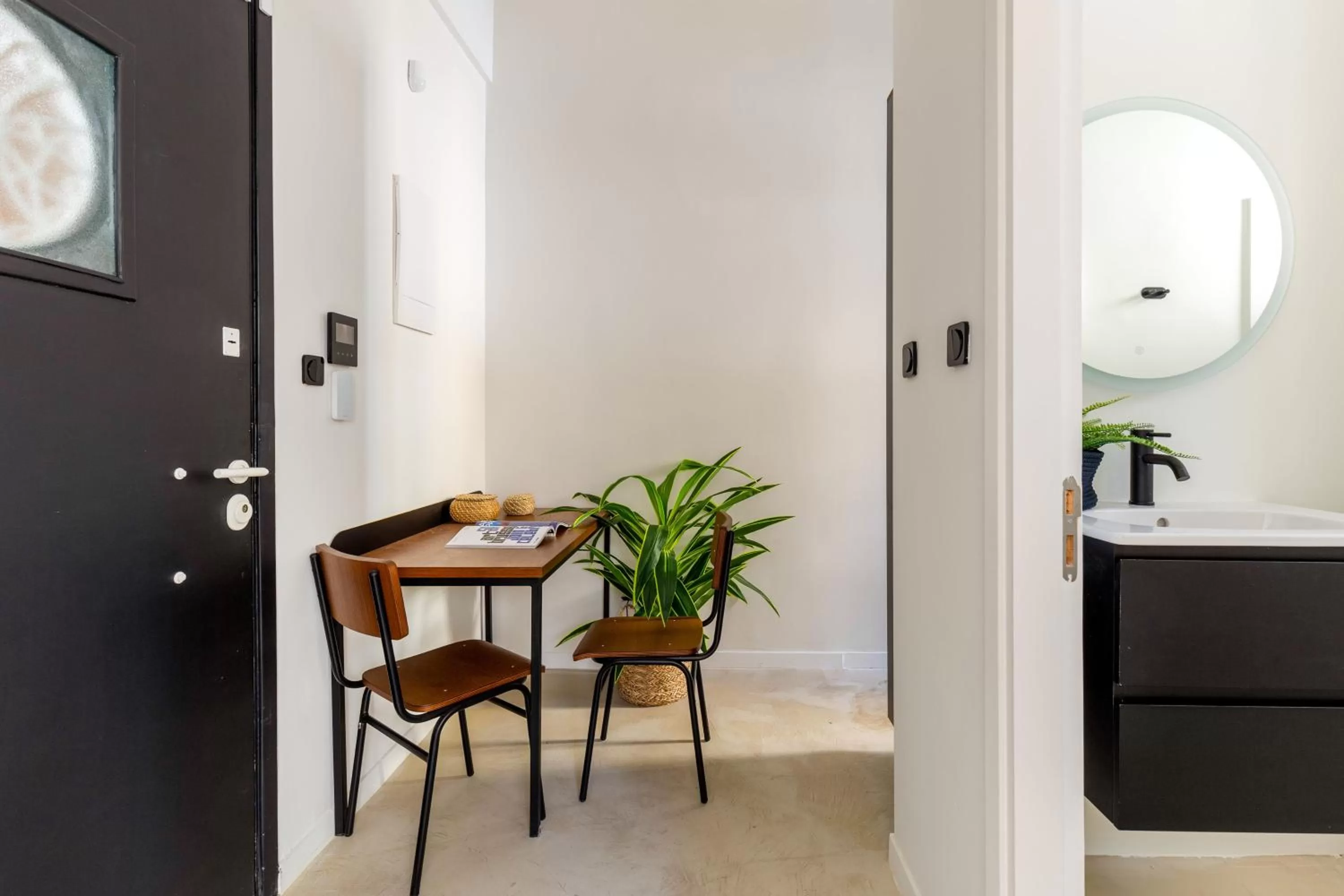 Dining Area in ZOIA The Met by UPSTREET