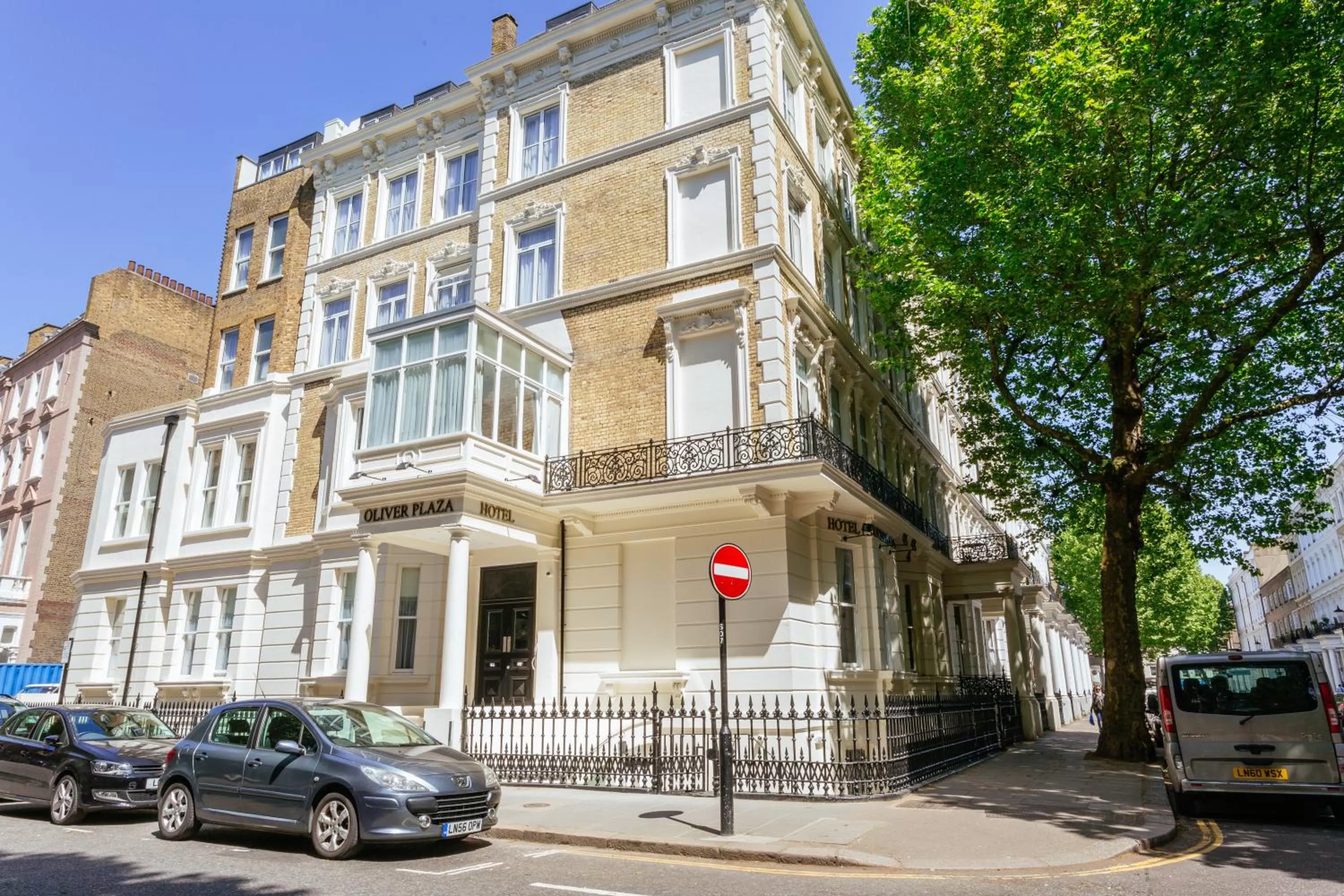 Property building in Oliver Plaza Hotel