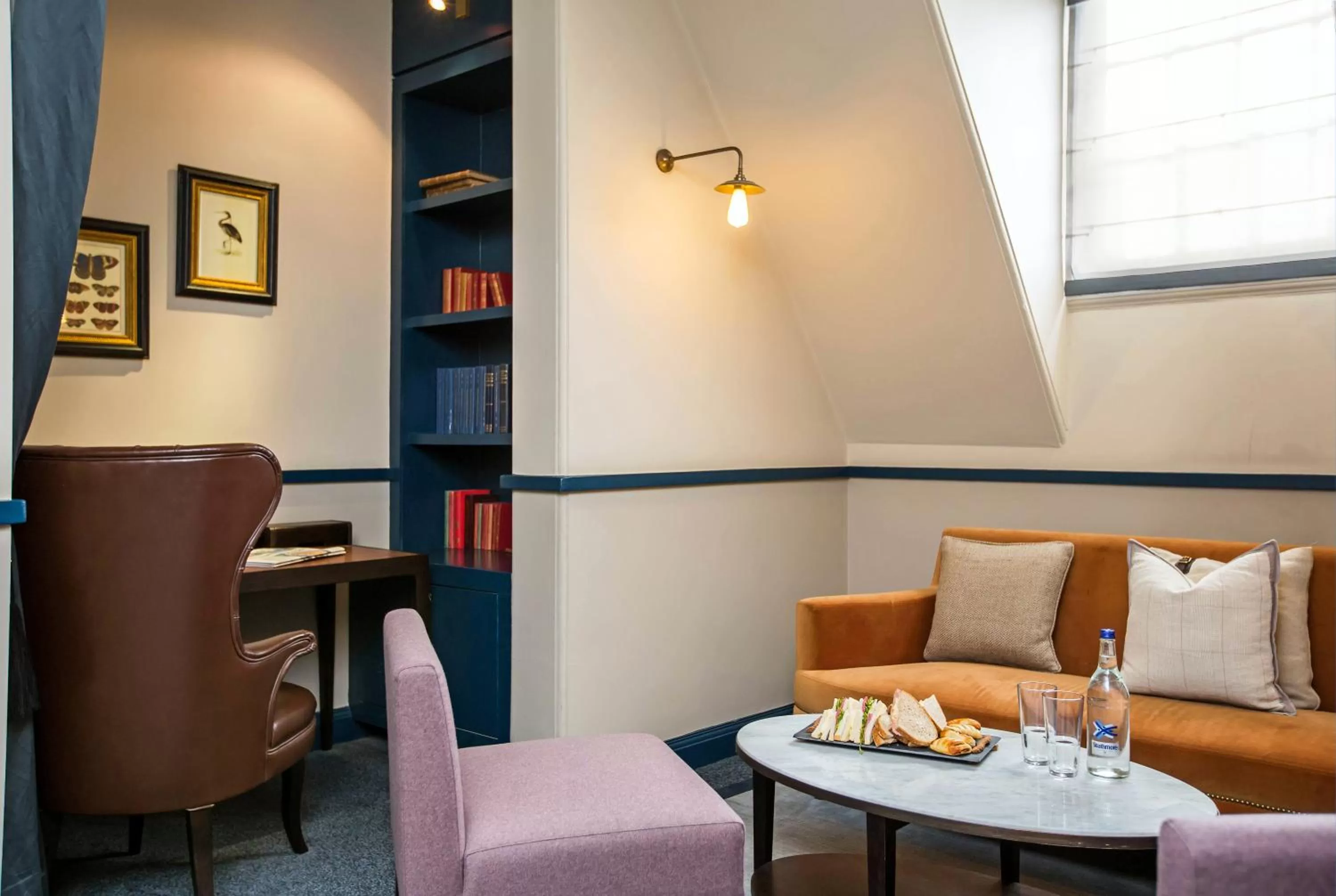 Communal lounge/ TV room in voco Grand Central Glasgow by IHG