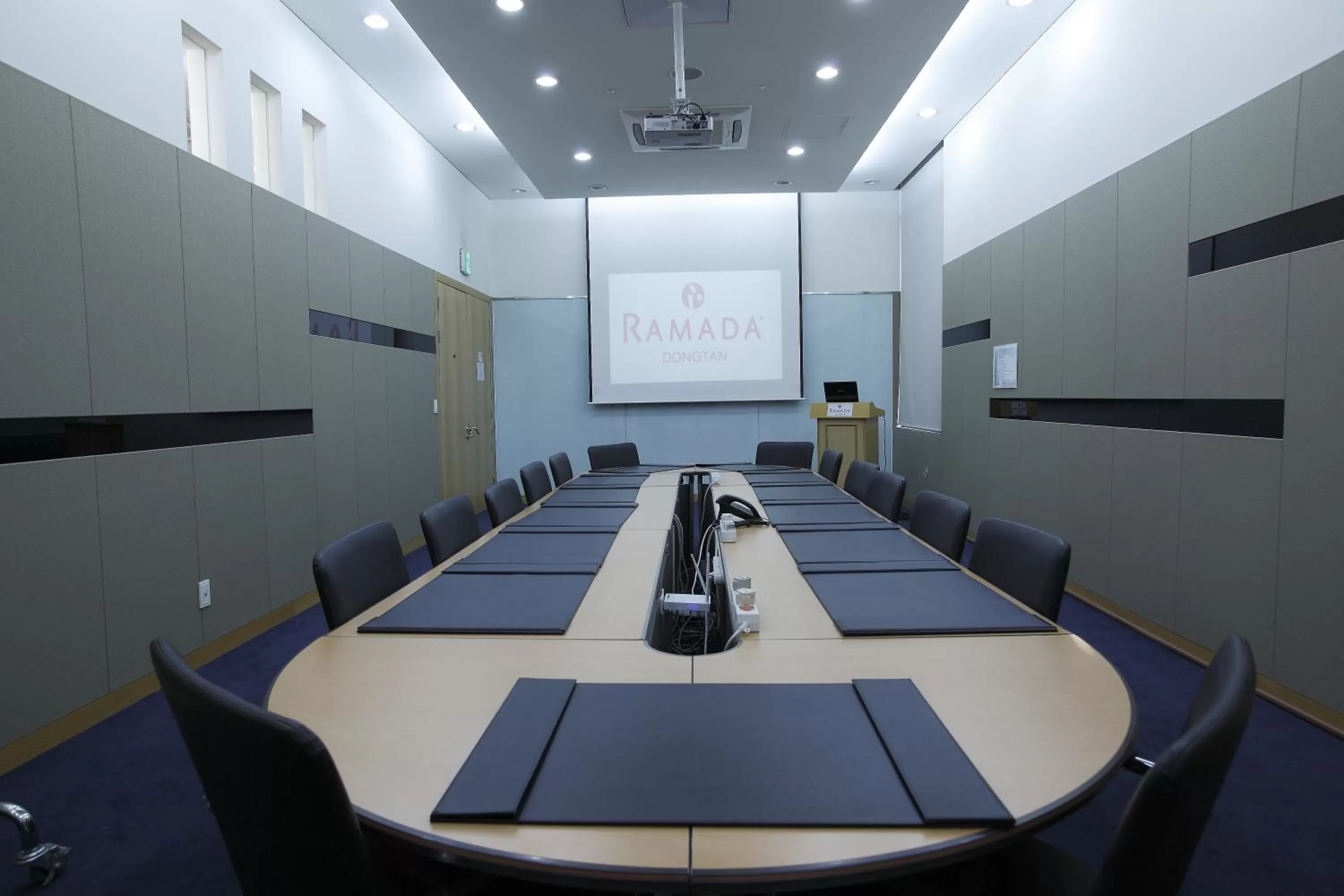 Business facilities in Ramada by Wyndham Dongtan