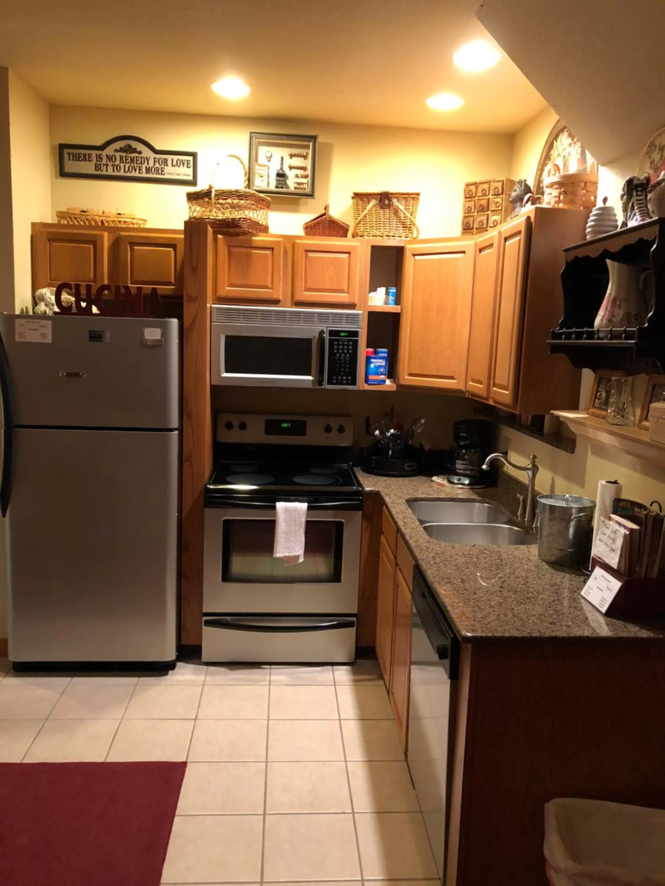 Kitchen or kitchenette in All Seasons Inn