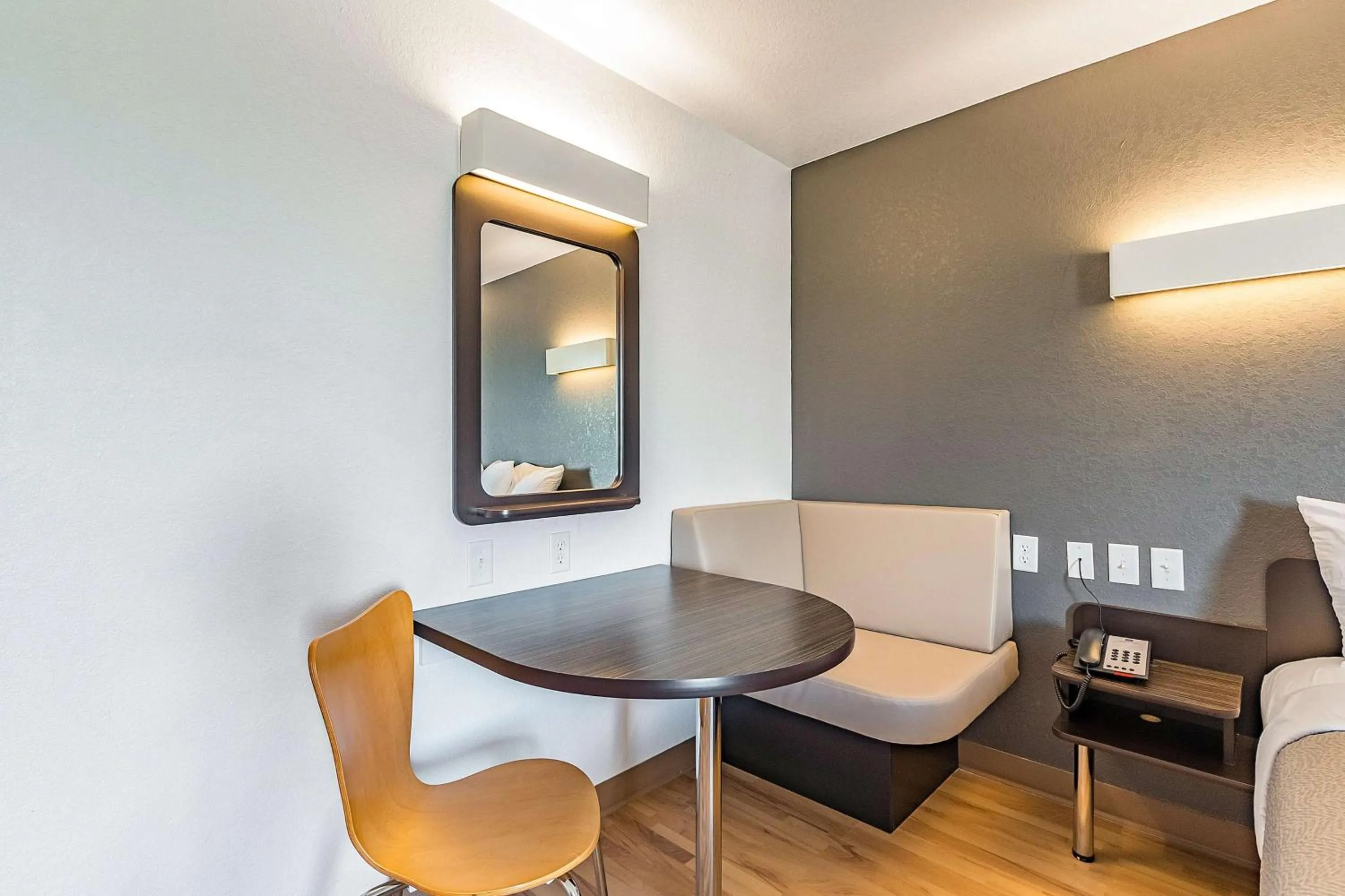 Photo of the whole room in Studio 6 New Braunfels, Tx