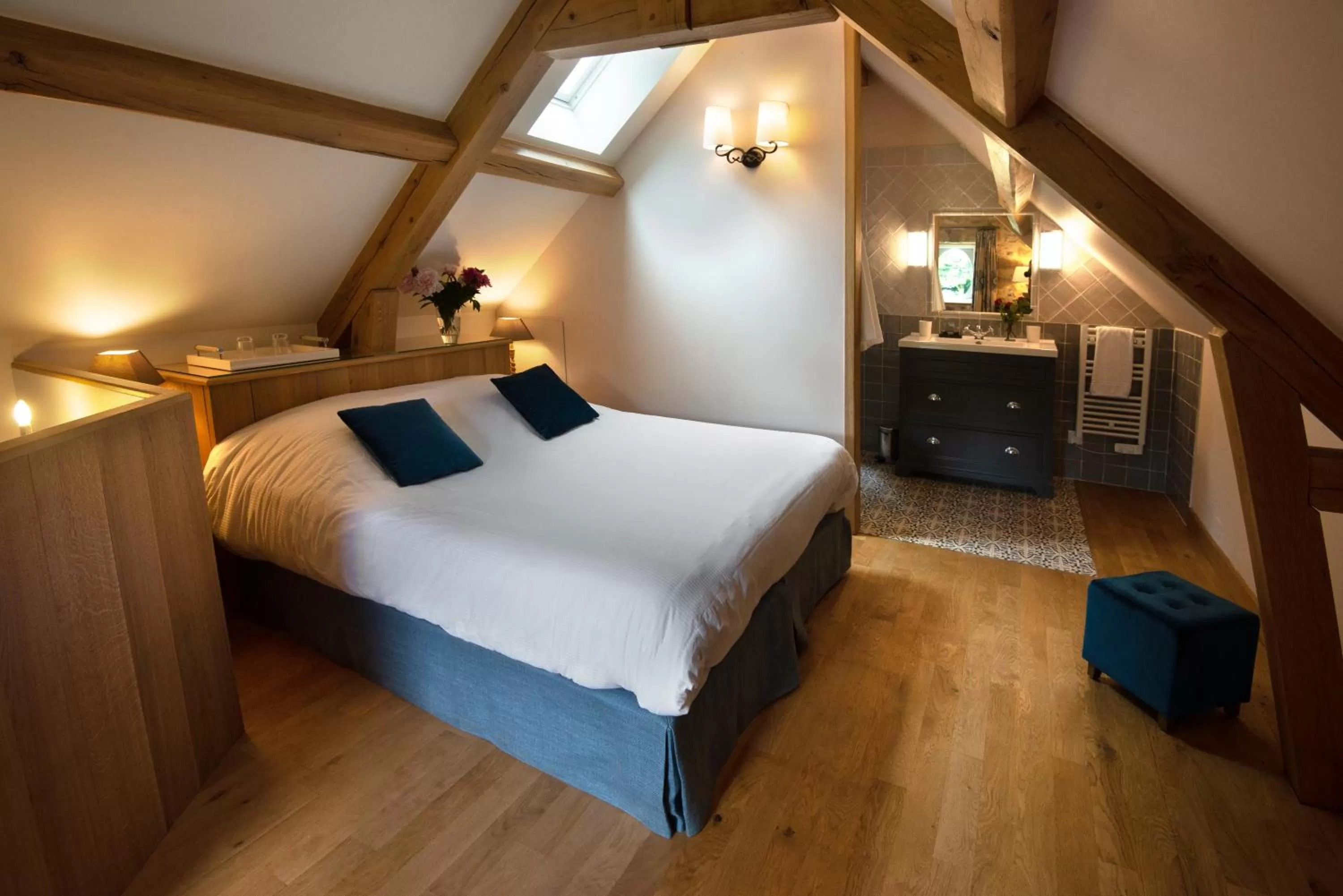 Photo of the whole room, Bed in Château-Hôtel de Bourron