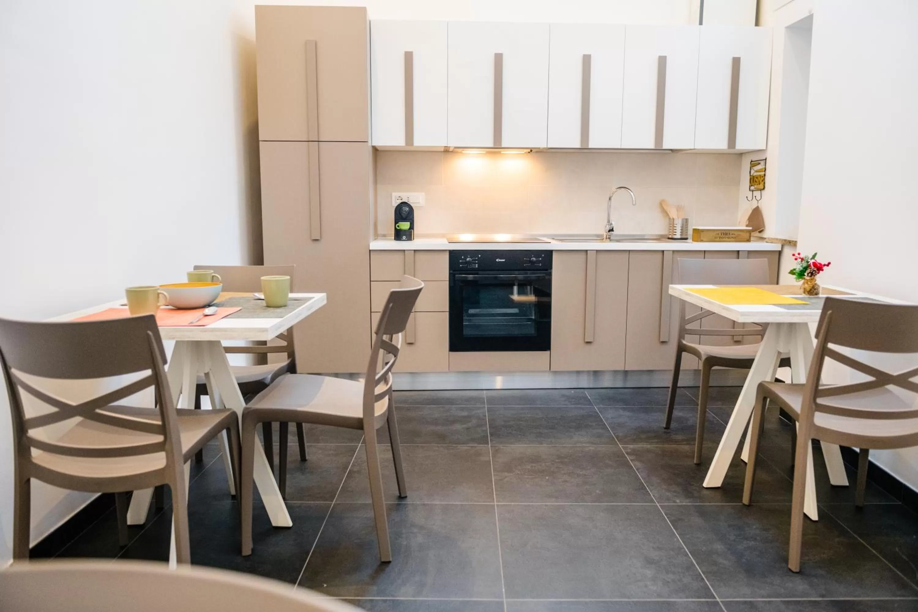 Kitchen or kitchenette, Dining Area in Le Porte di Partenope