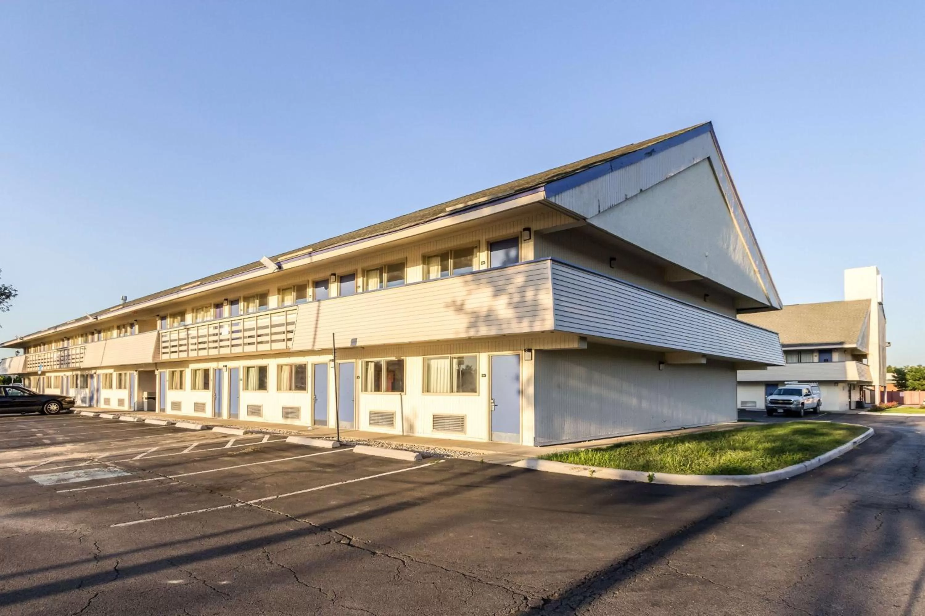 Property building in Motel 6-Grove City, OH