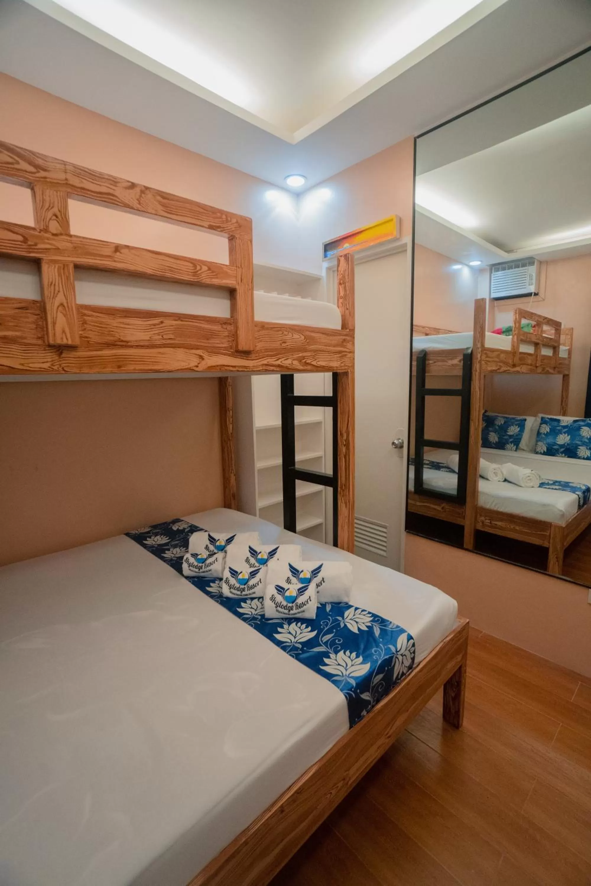 bunk bed, Bed in Skylodge Resort