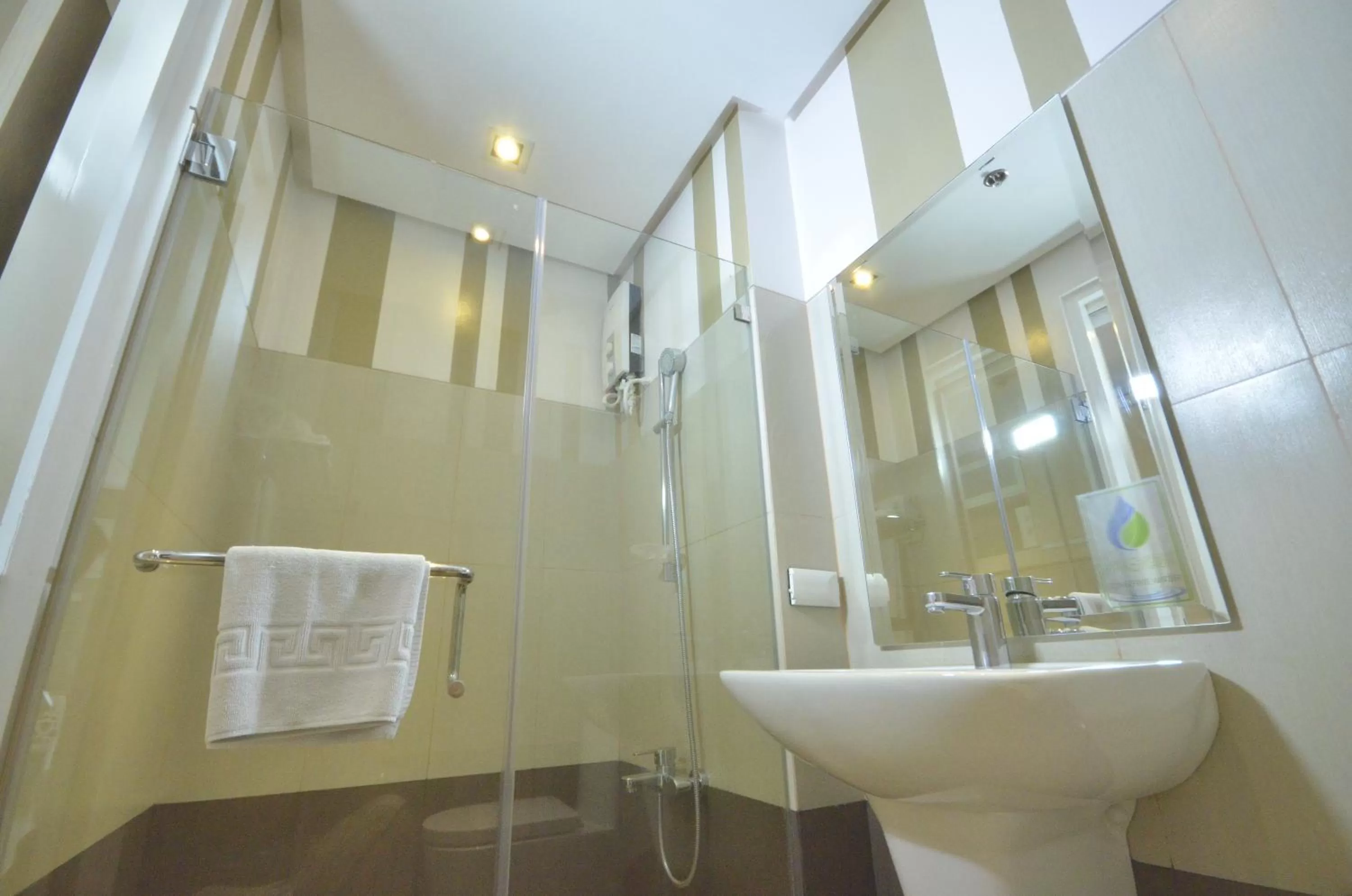 Shower in Injap Tower Hotel