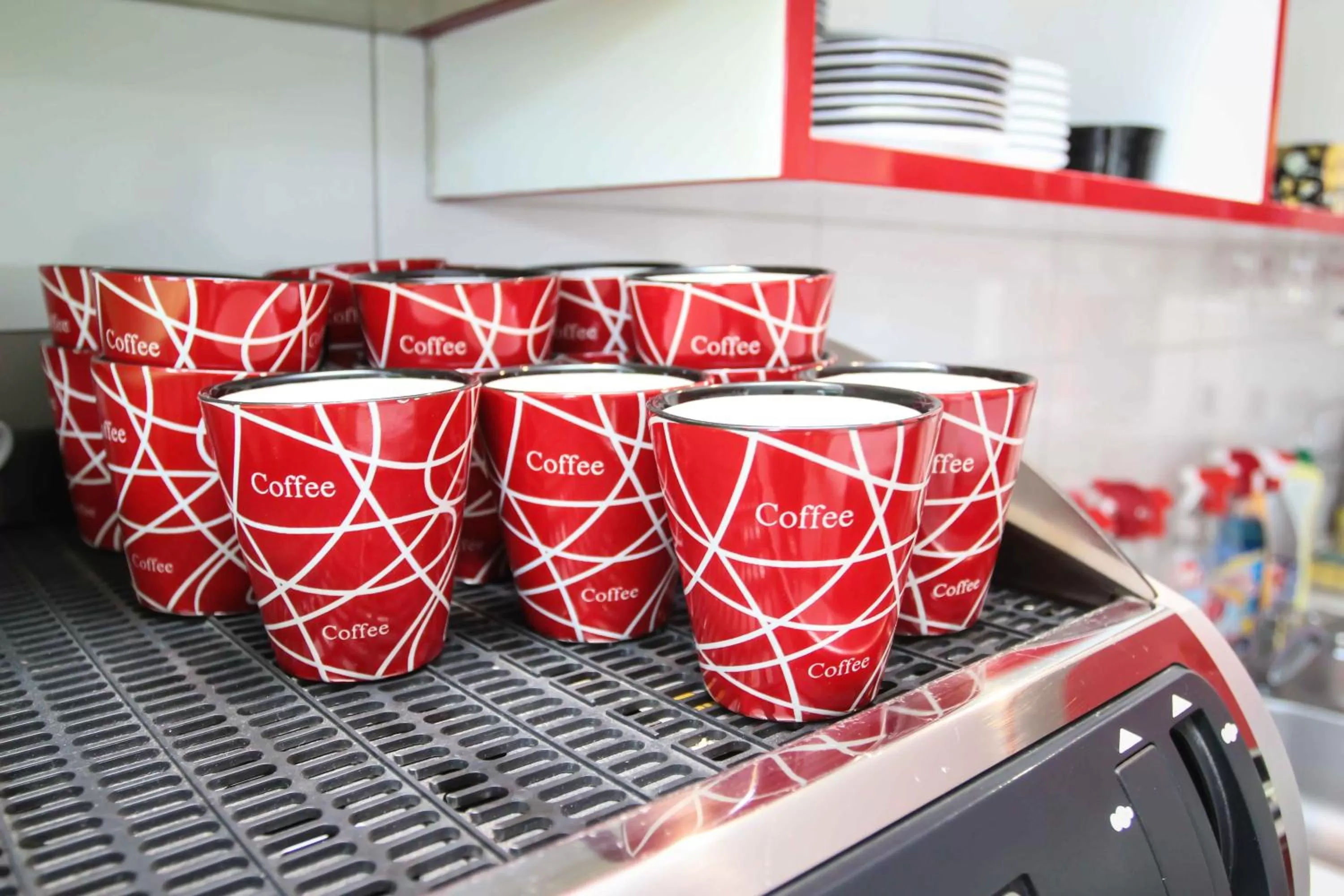 Kitchen/Kitchenette in Motel Medium