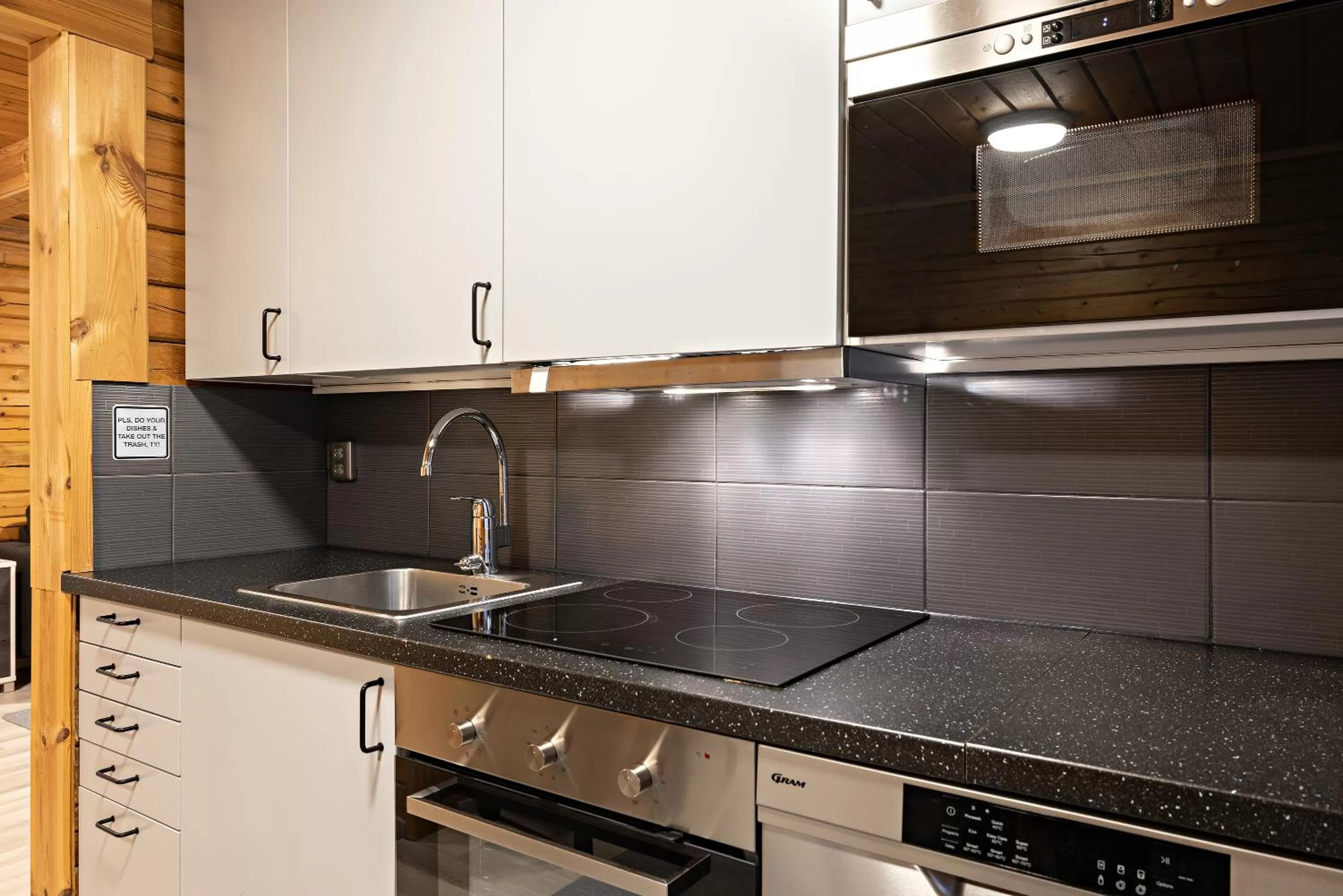 Kitchen/Kitchenette in Arctic River Resort