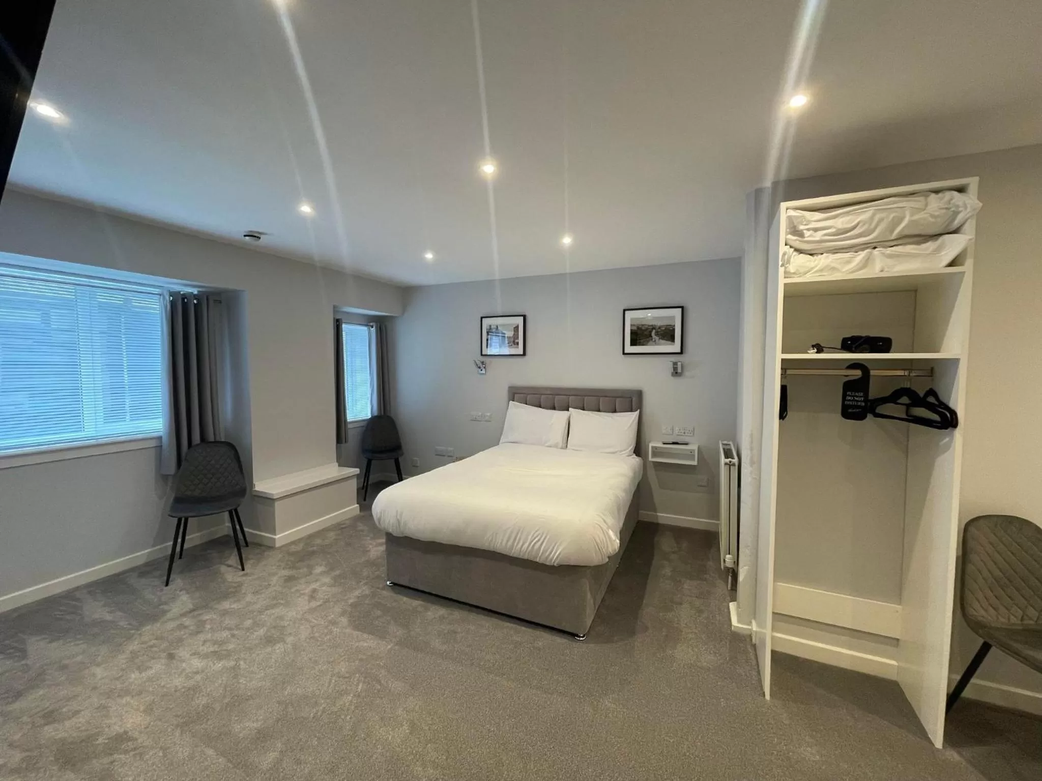 Bedroom, Bed in Airlie Arms Hotel