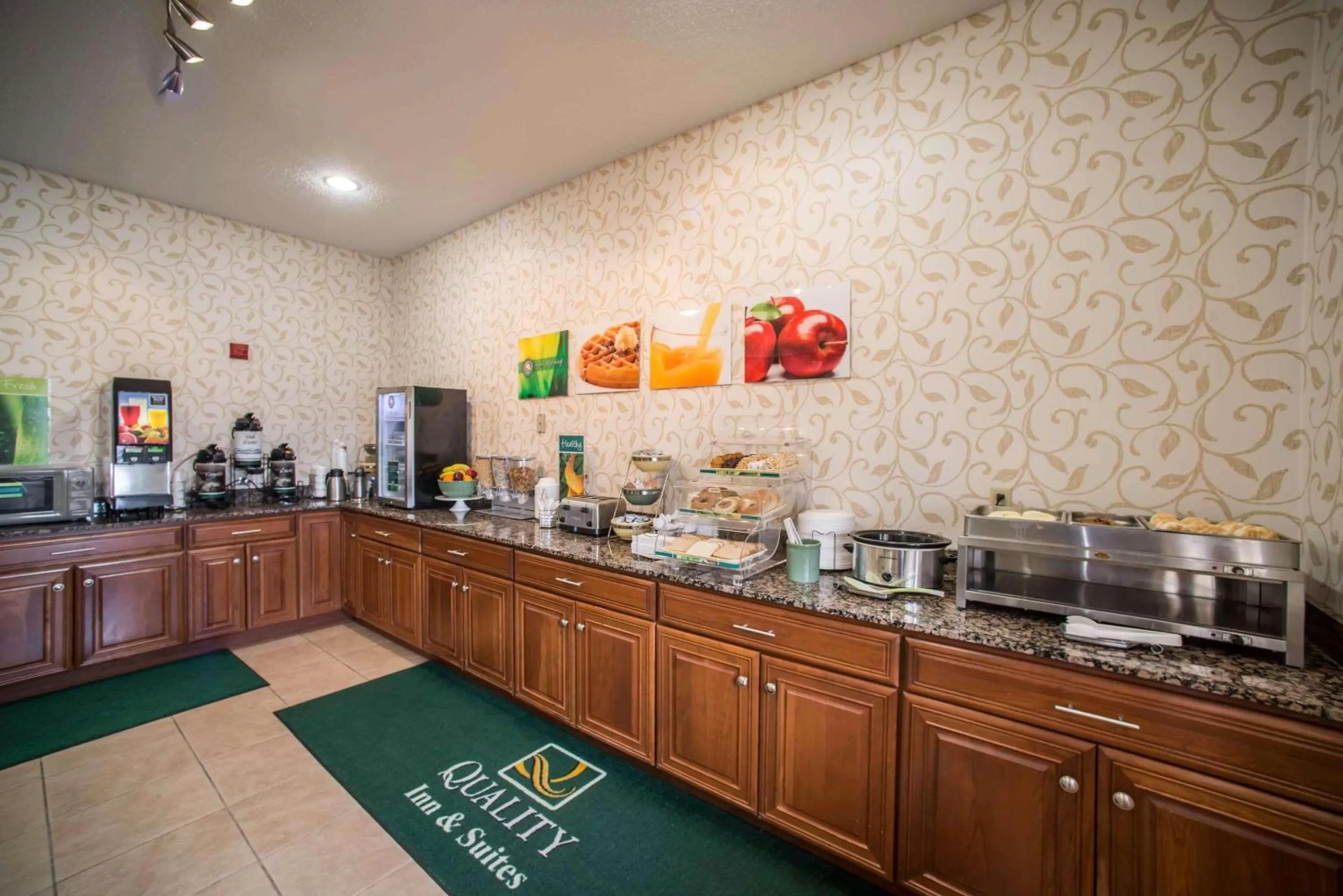 Restaurant/places to eat in Quality Inn Litchfield Route 66