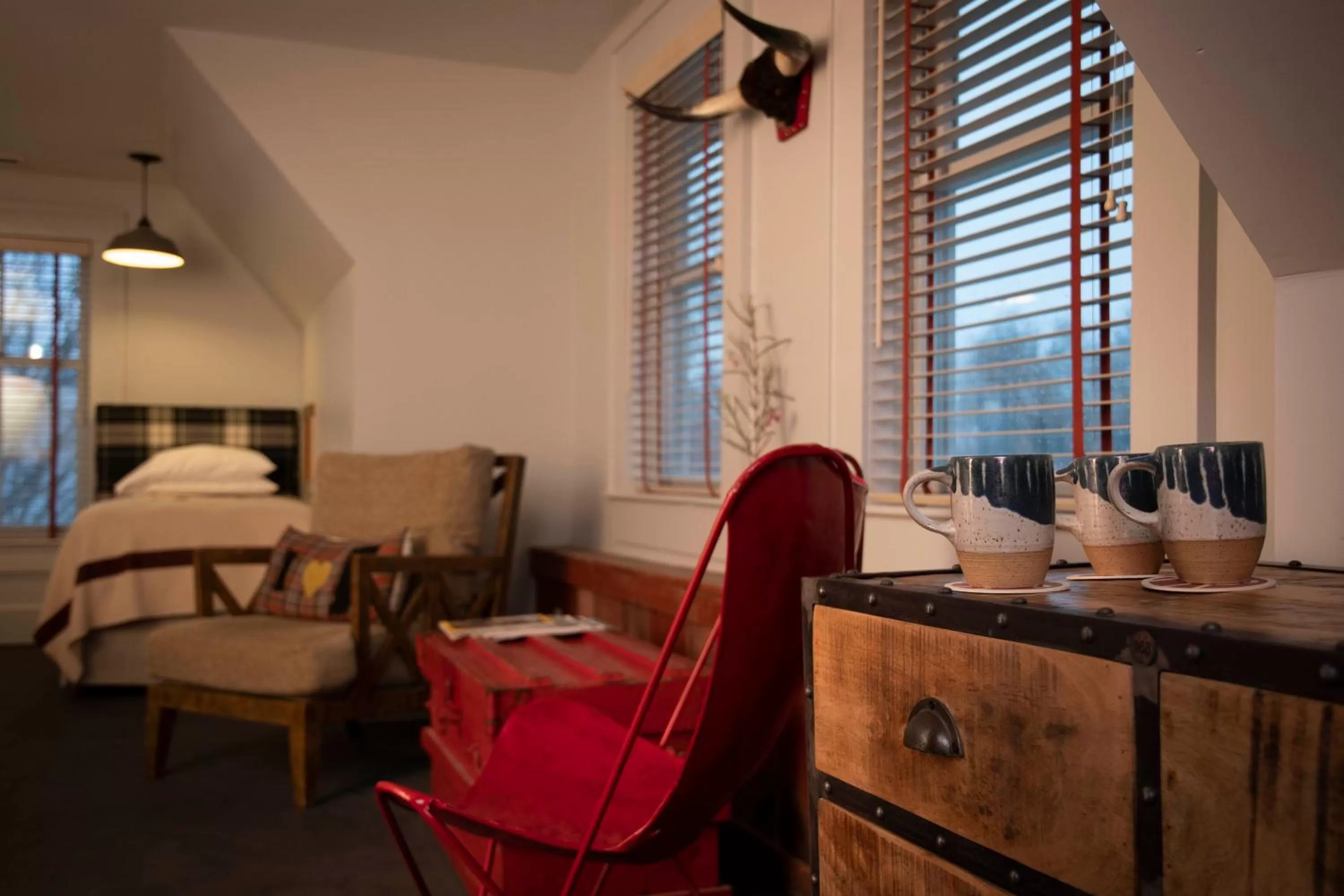 Seating area, Bed in Hotel Broad Ripple