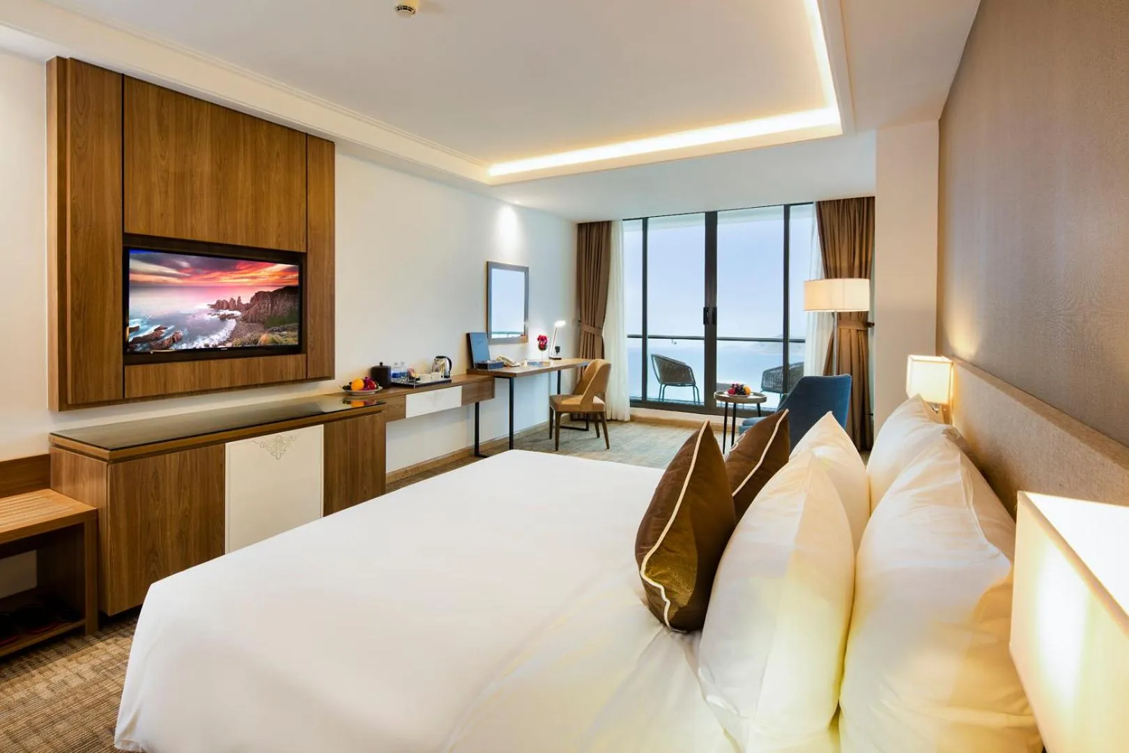 TV and multimedia, Bed in Comodo Nha Trang Hotel