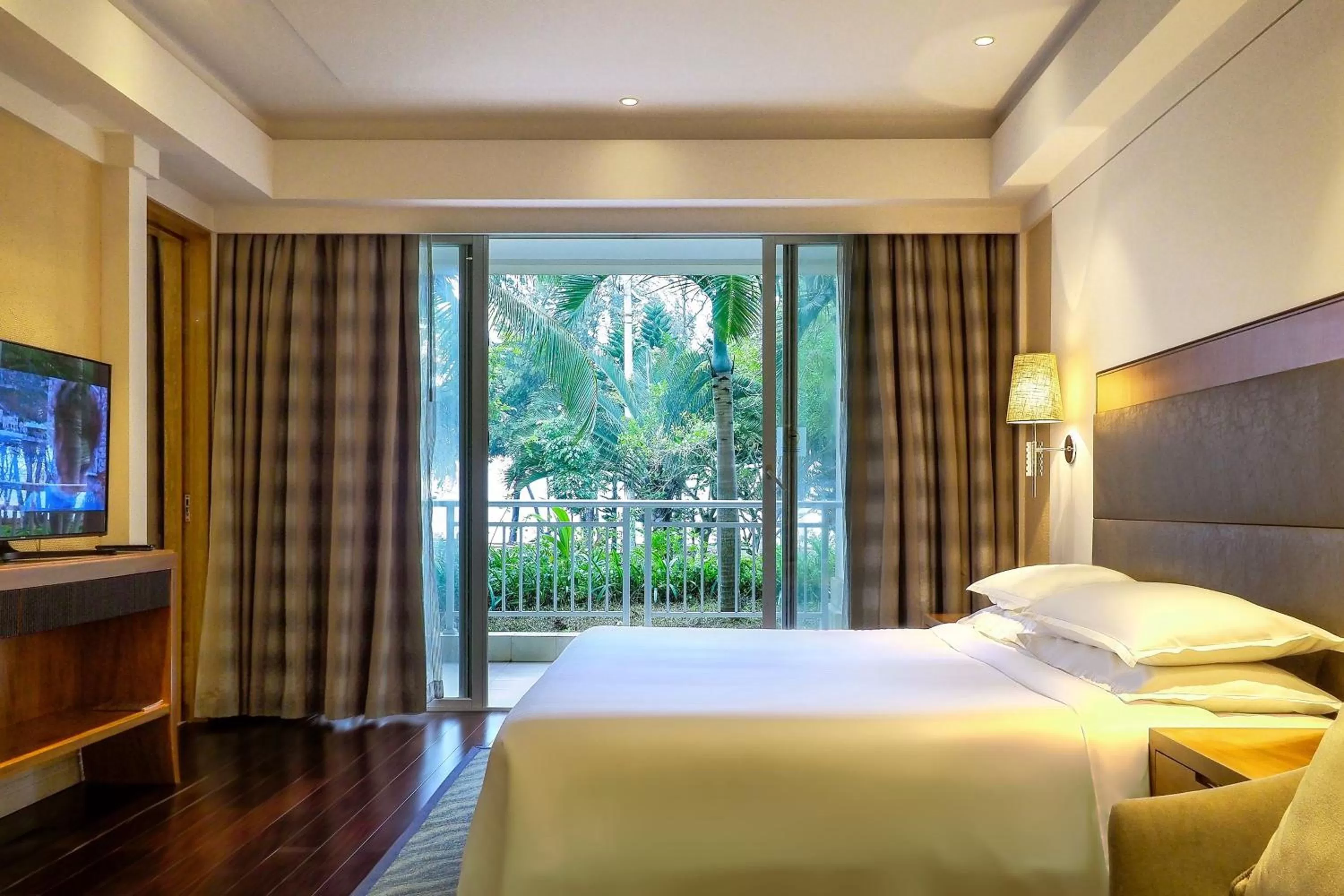 Bedroom, Bed in Sheraton Haikou Hotel