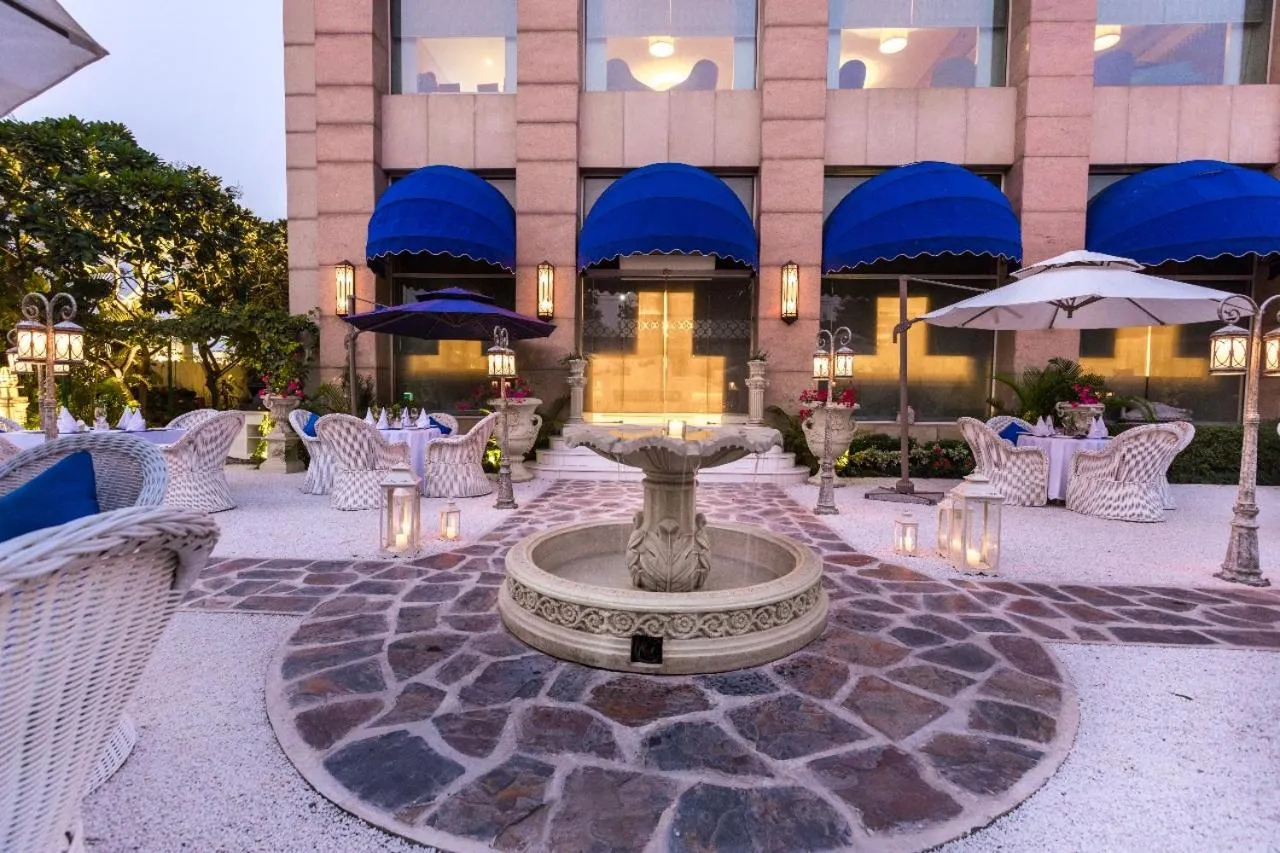 Restaurant/places to eat in Clarens Hotel