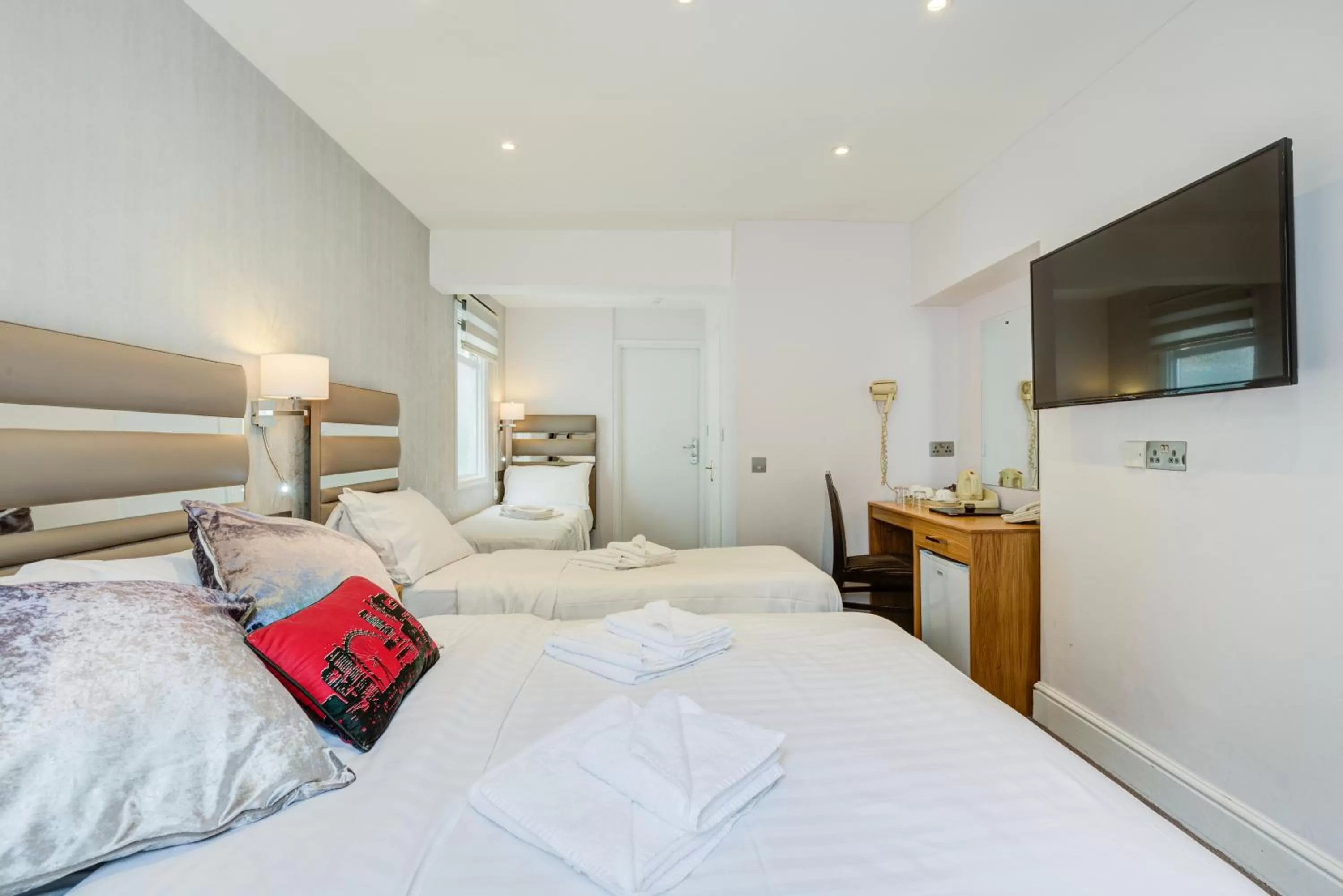 Bed in KingswayPark Hotel at Park Avenue