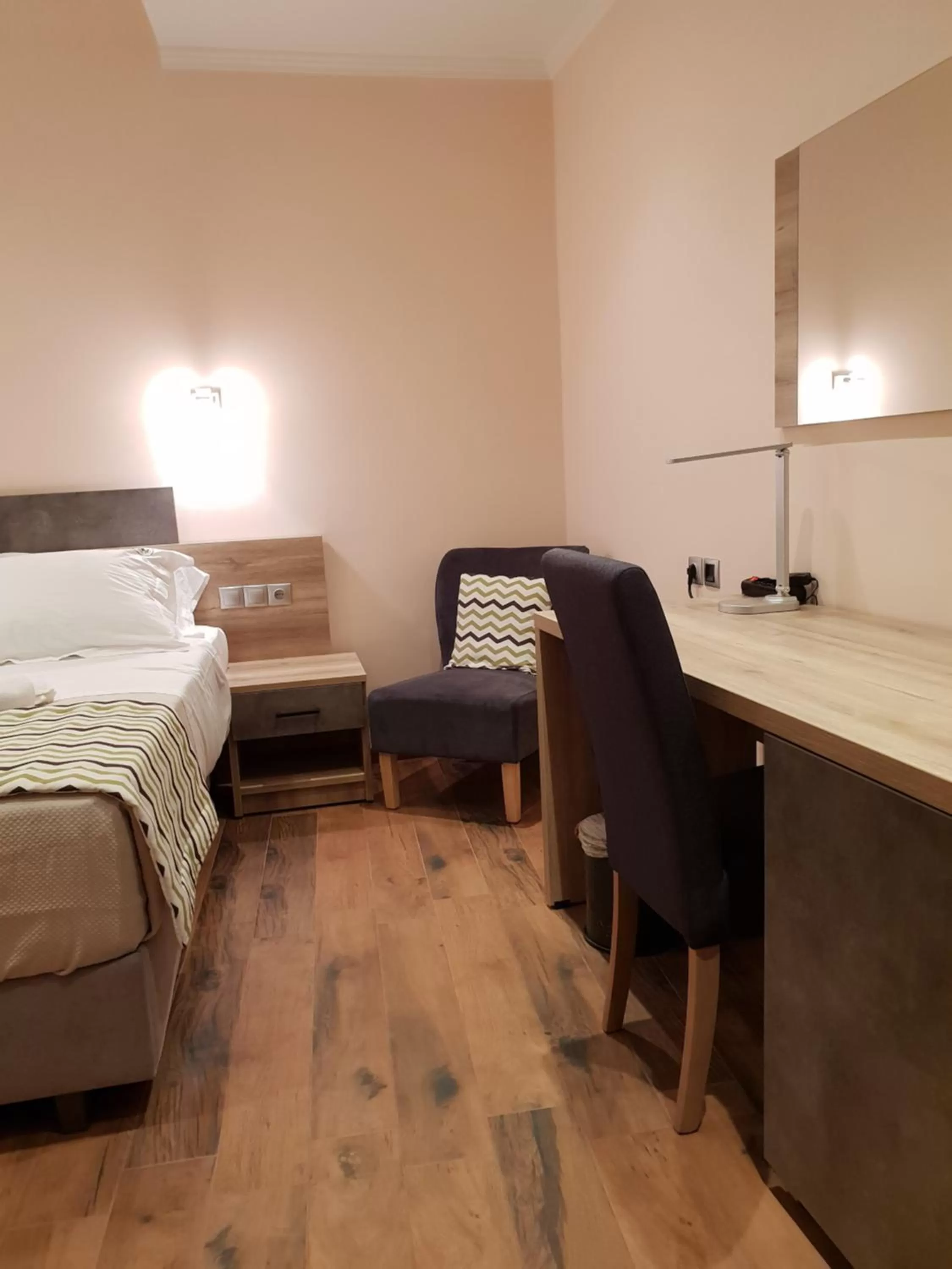 Photo of the whole room, Bed in Mondeus Inn Luxury