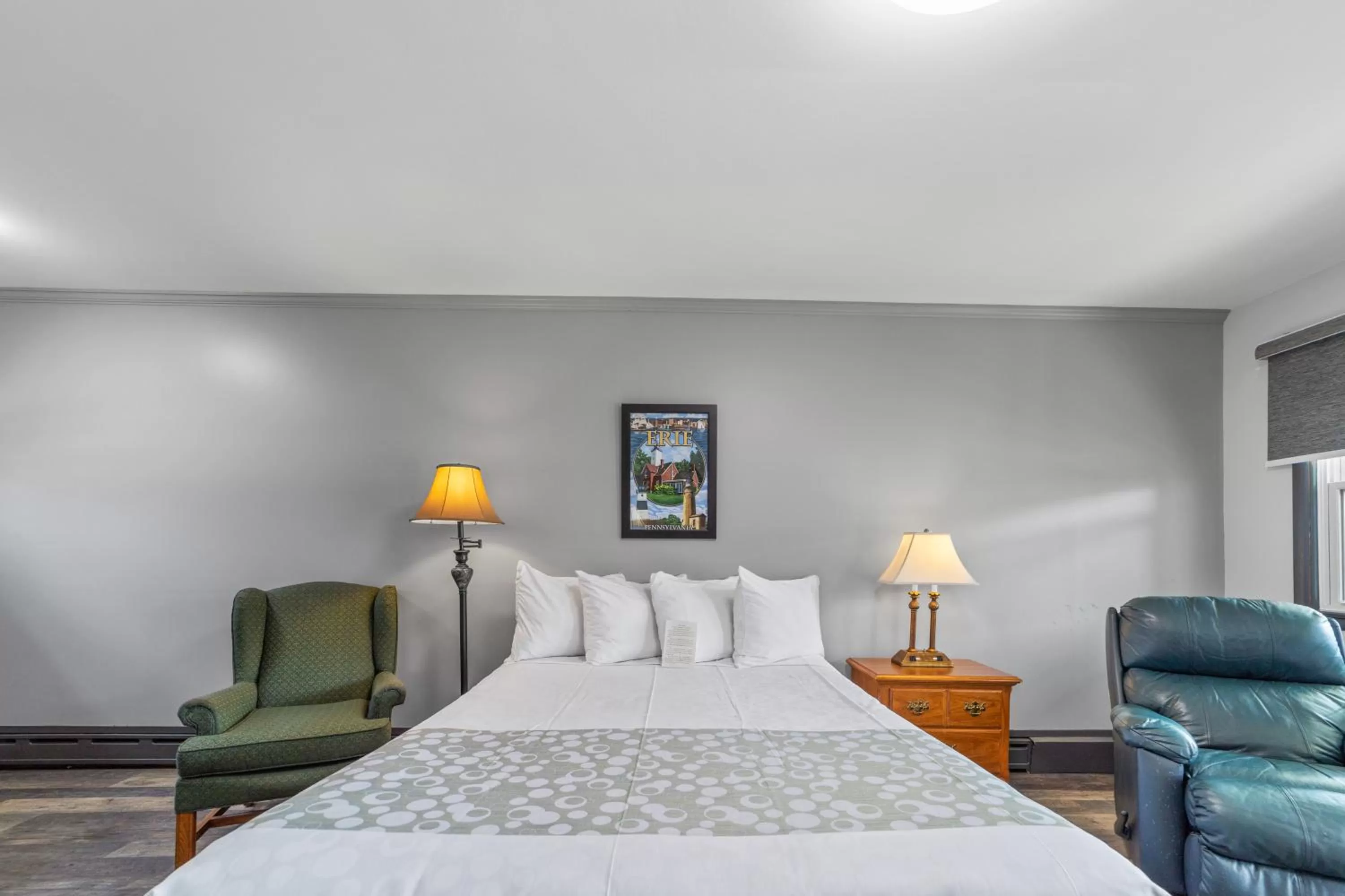 Bed in Glass House Inn Erie Near I-90 & I-79