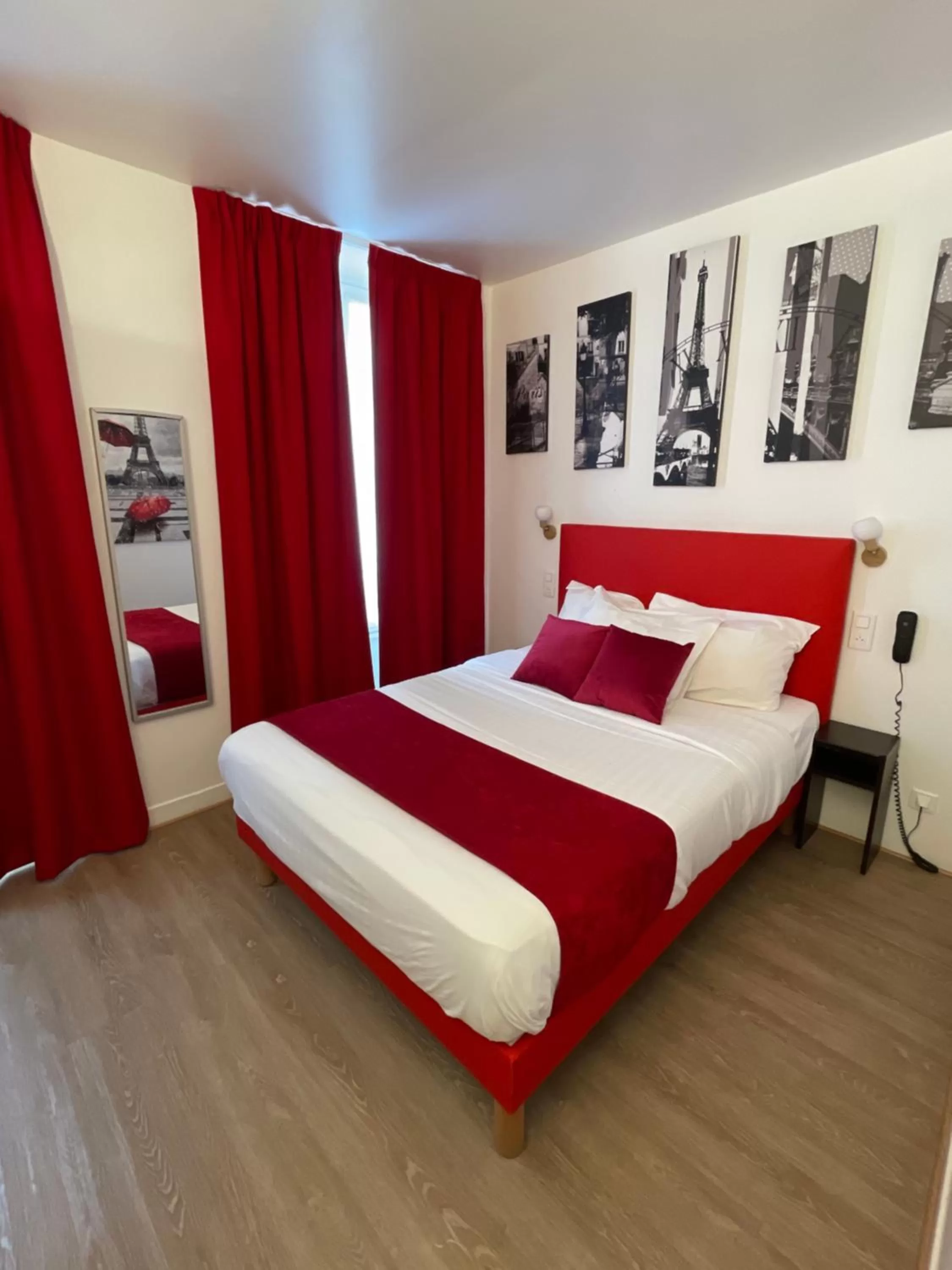 Bed in Hôtel de Bordeaux