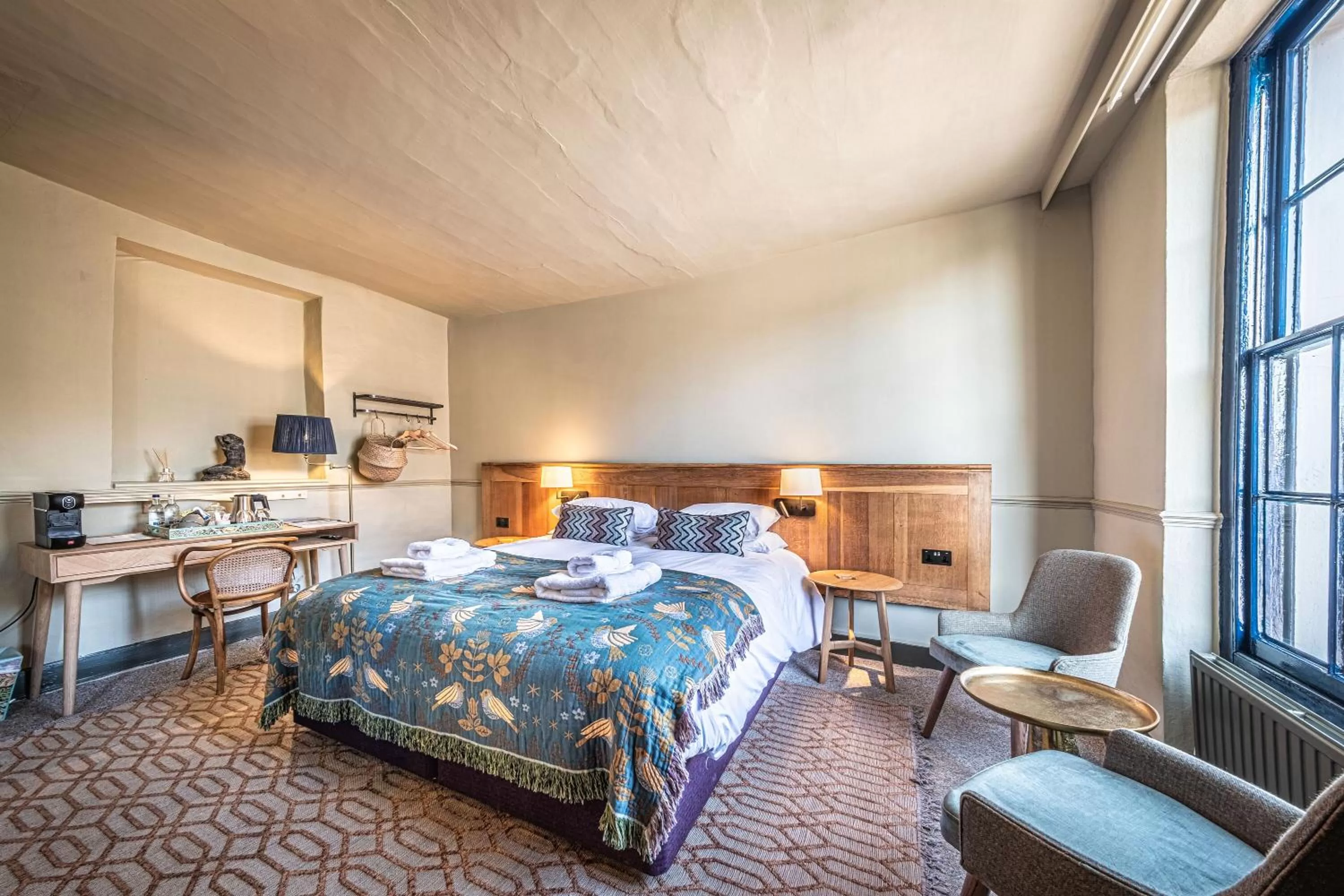 Photo of the whole room, Bed in The Feathers Holt