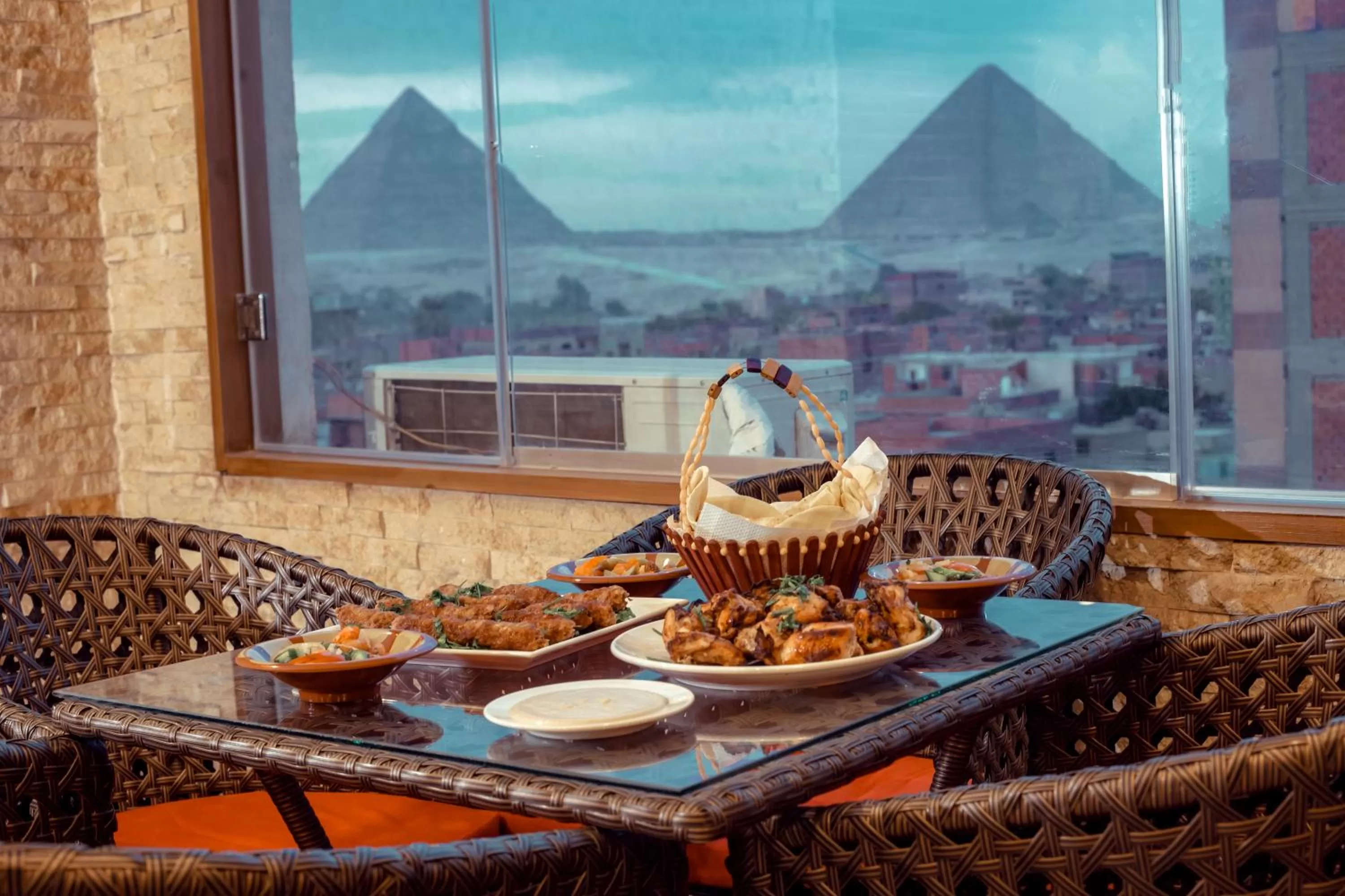 Lunch in Brothers Pyramids View