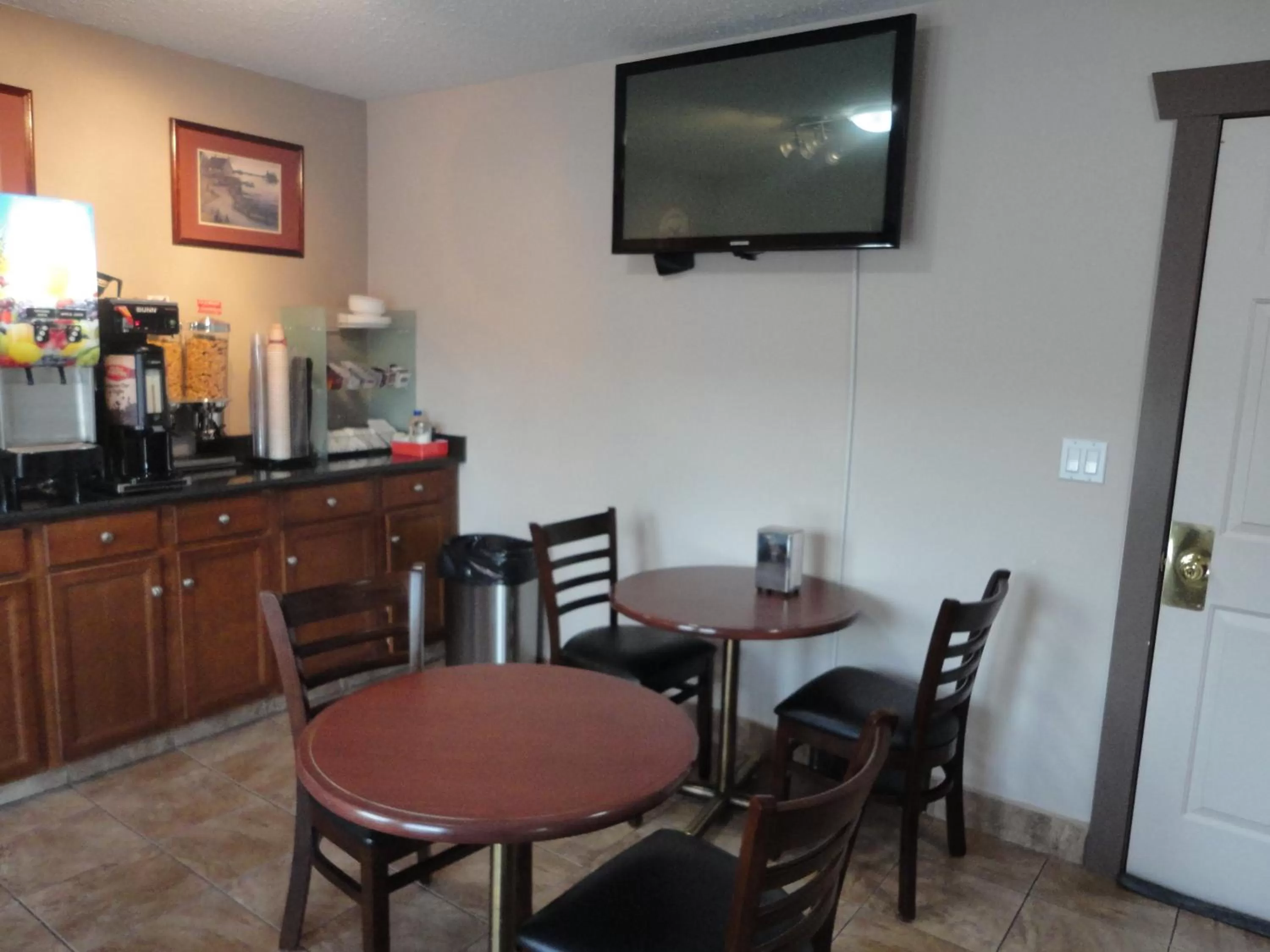 Communal lounge/ TV room in Canadas Best Value Inn & Suites-Vernon