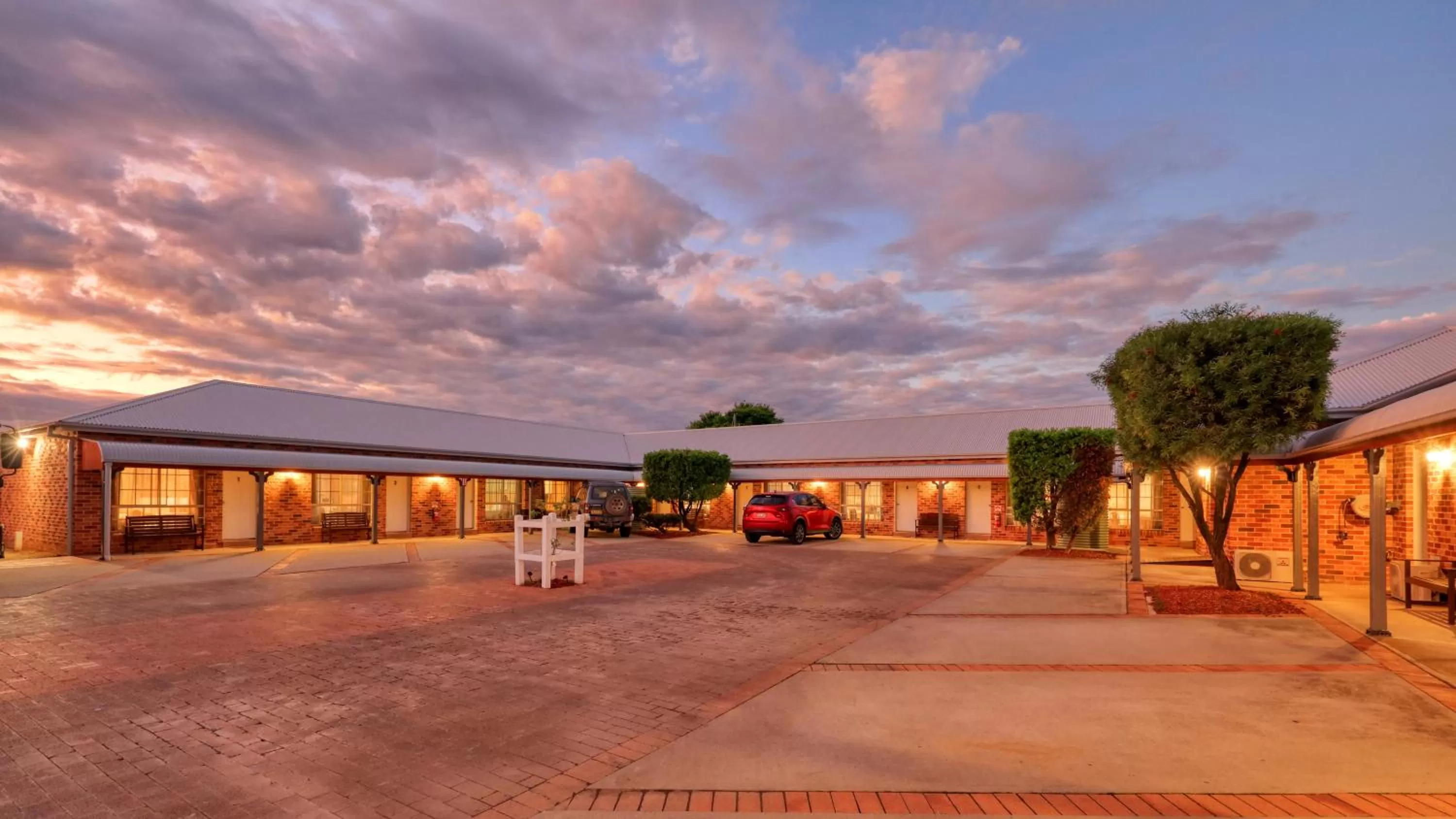 Parking in Country Gardens Motor Inn