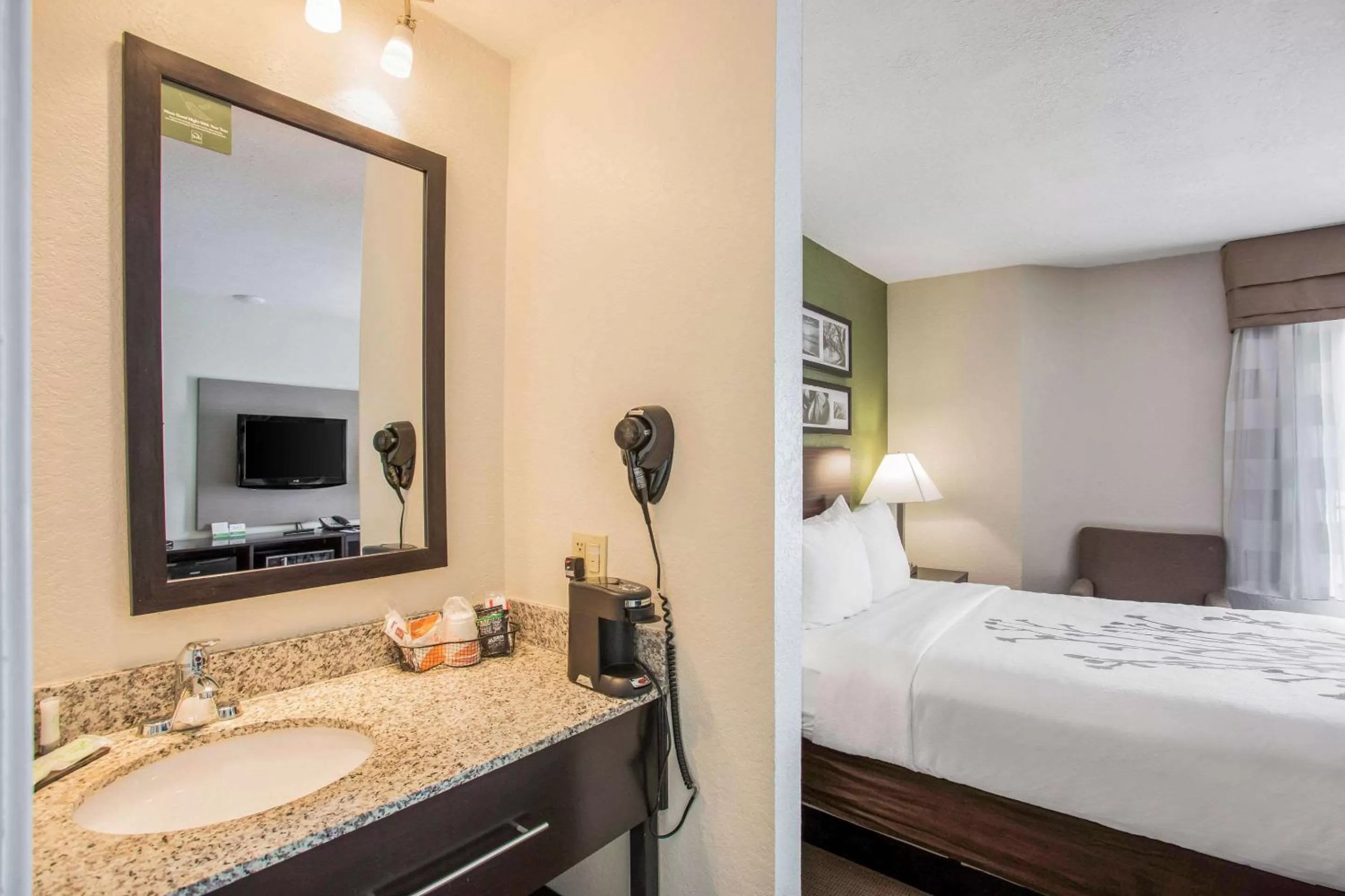 Bathroom, Bed in Sleep Inn Kansas City International Airport