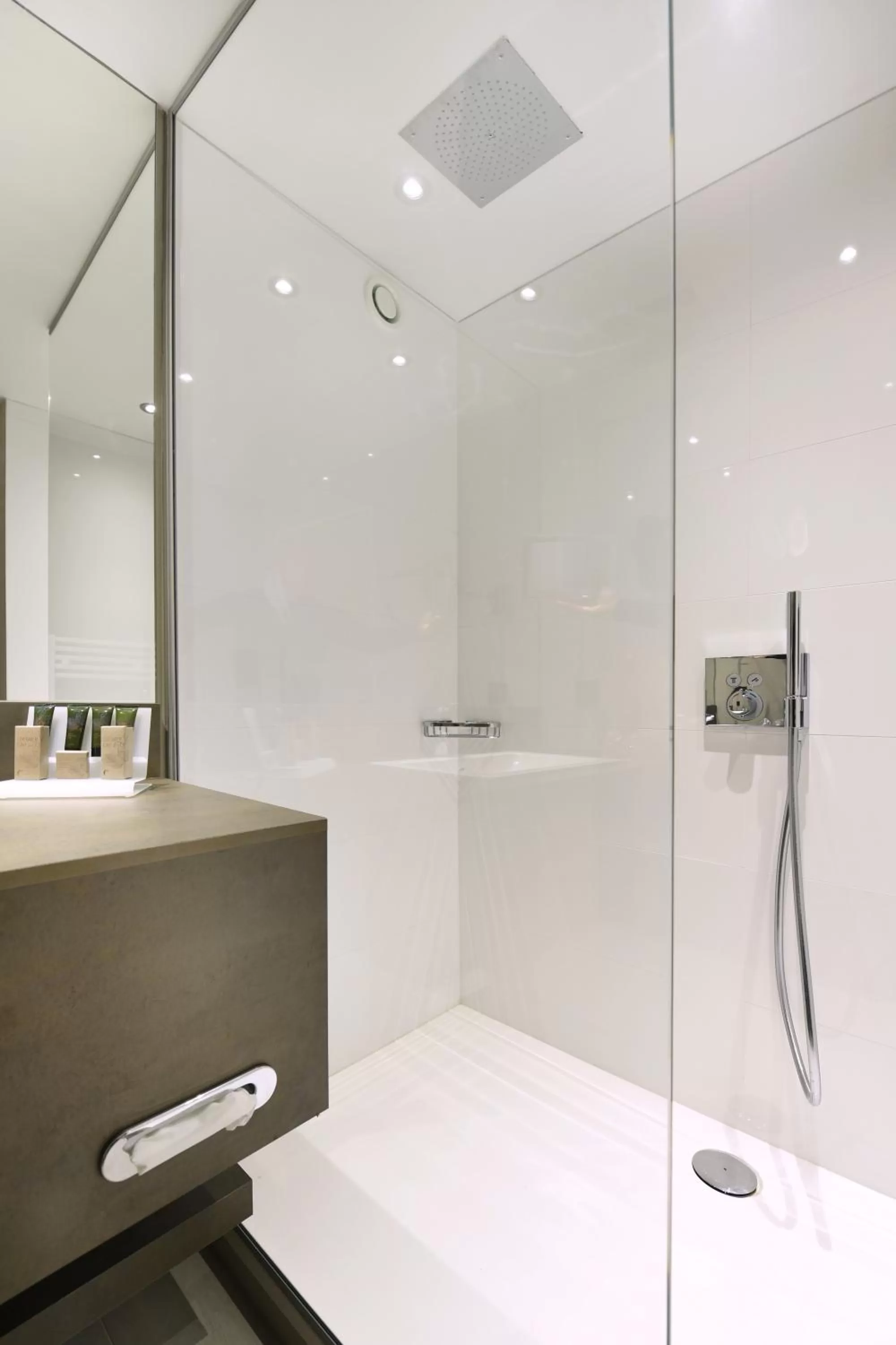 Shower in Hotel Charleroi Airport - Van Der Valk