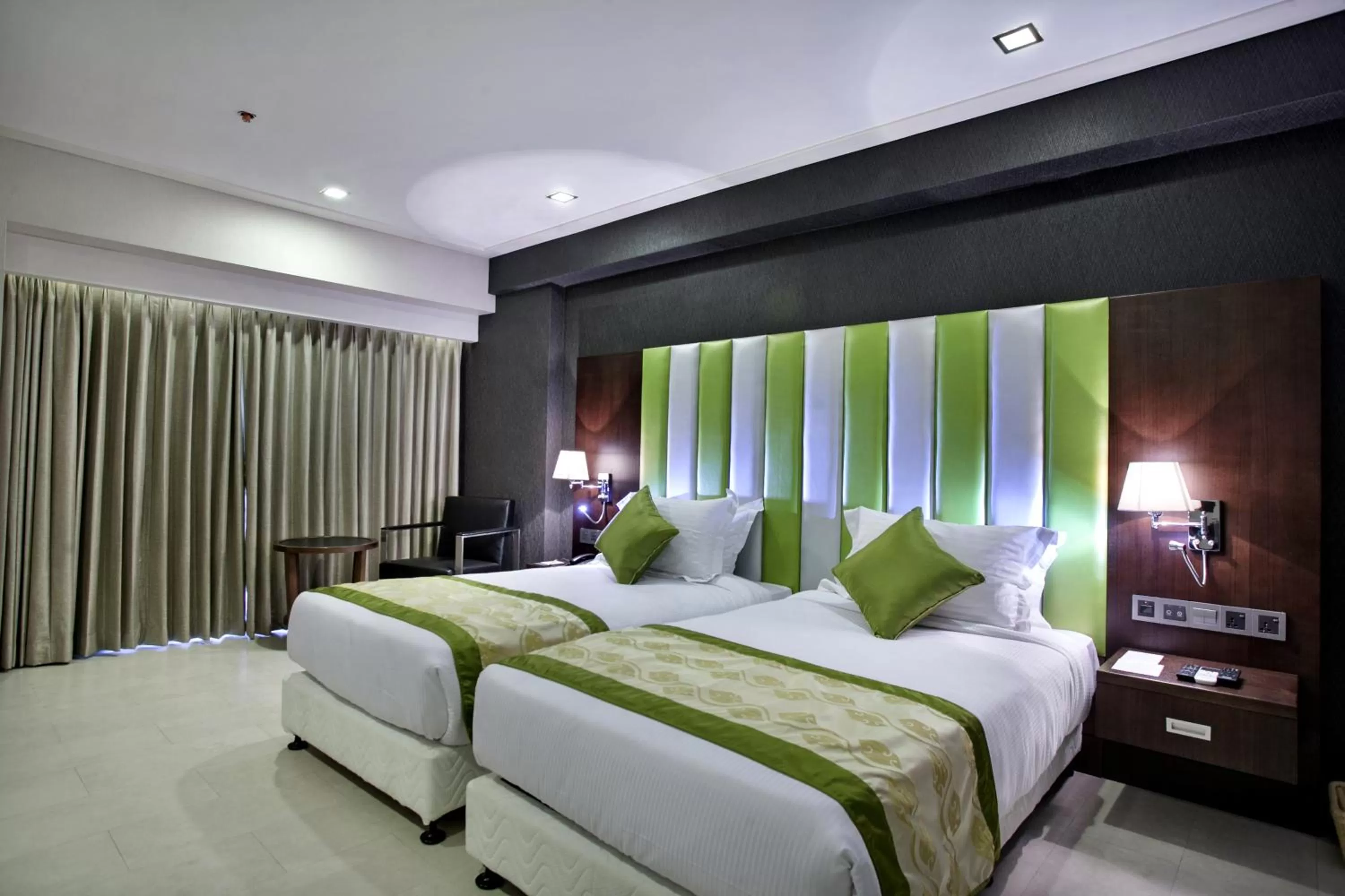 Photo of the whole room, Bed in Platinum Grand