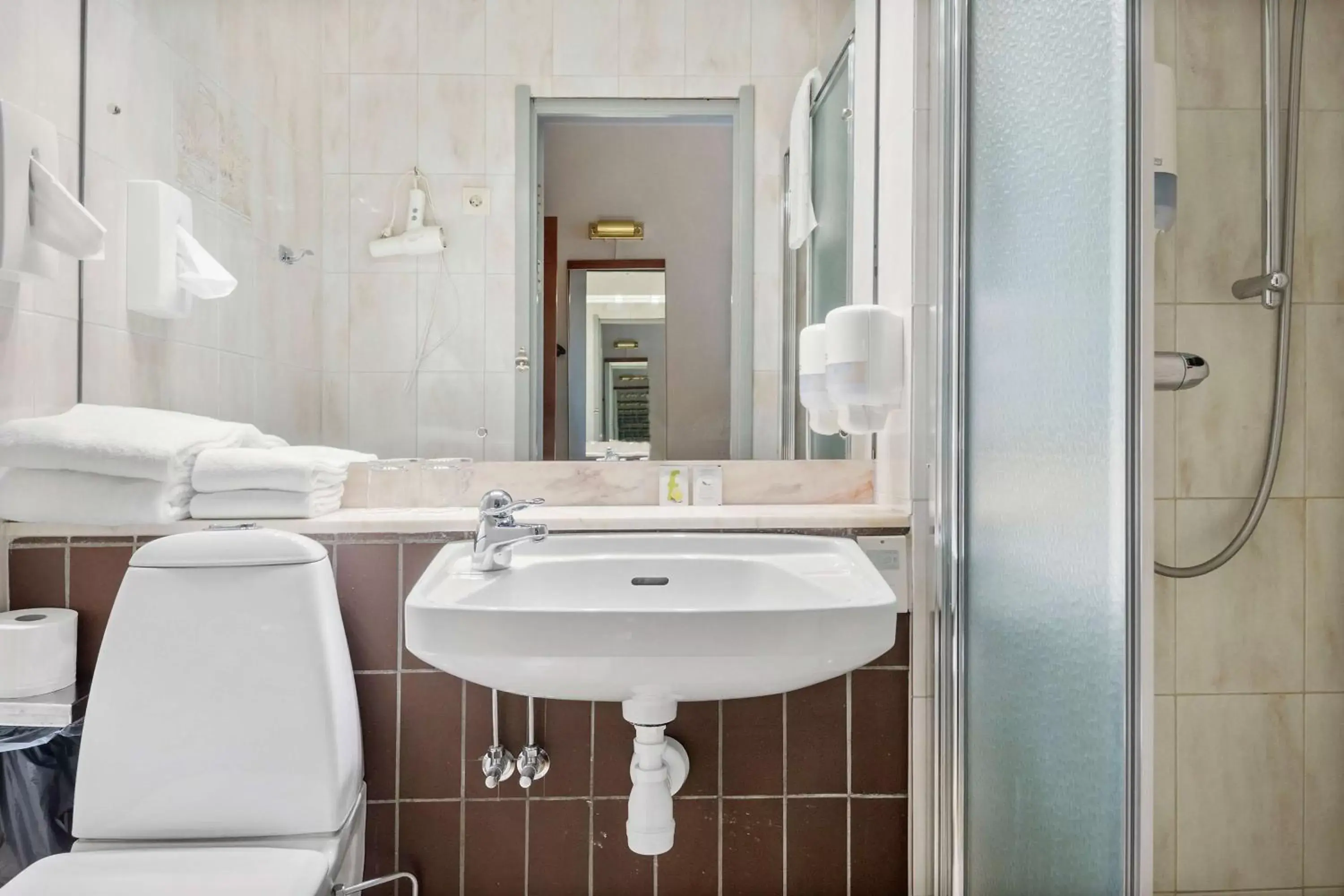 Standard Queen Room with Queen Bed - Non-Smoking in Sure Hotel by Best Western Focus Standard Queen Room with Queen Bed - Non-Smoking in Sure Hotel by Best Western Focus