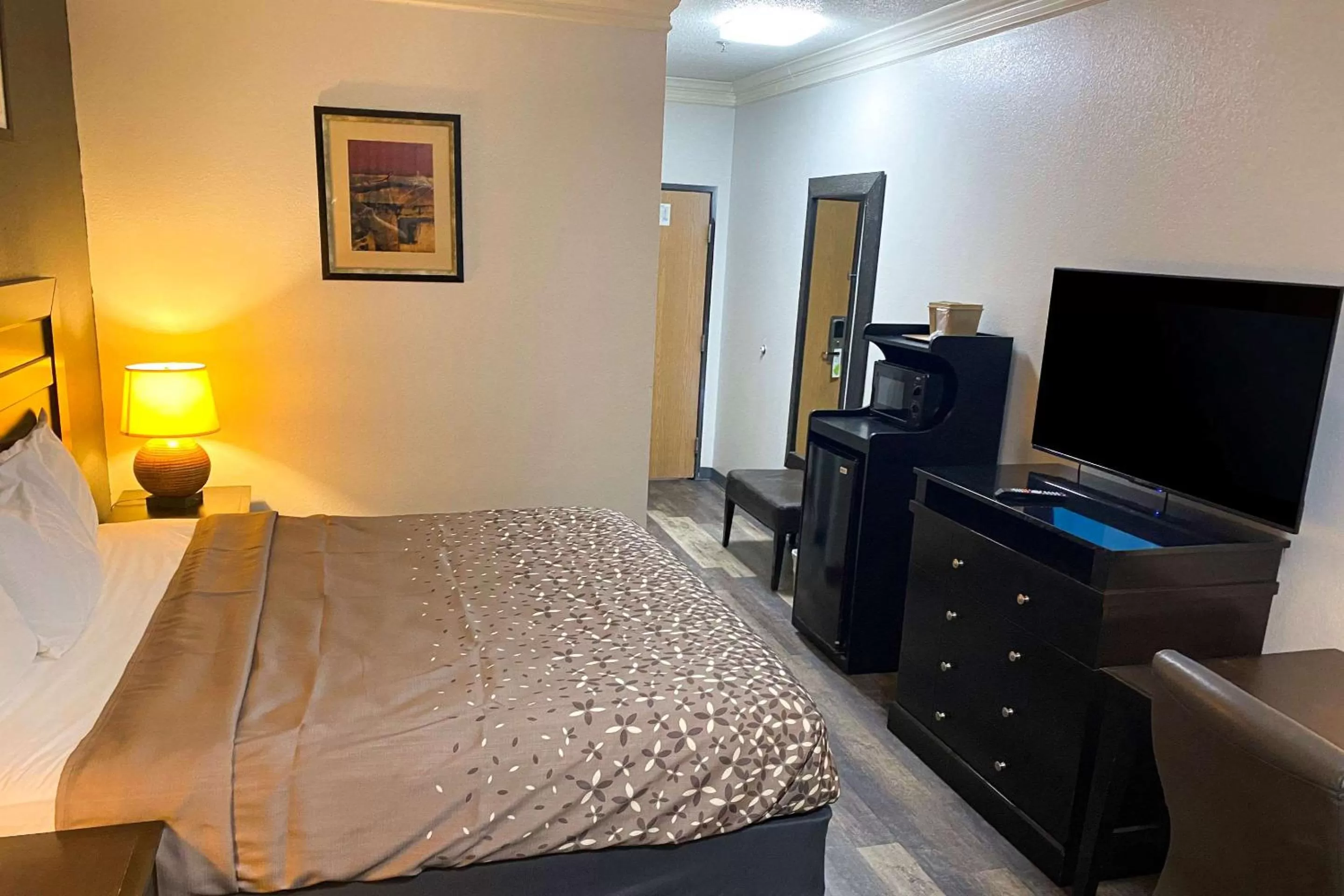 King Room with Sofa Bed - Non-Smoking in Rodeway Inn