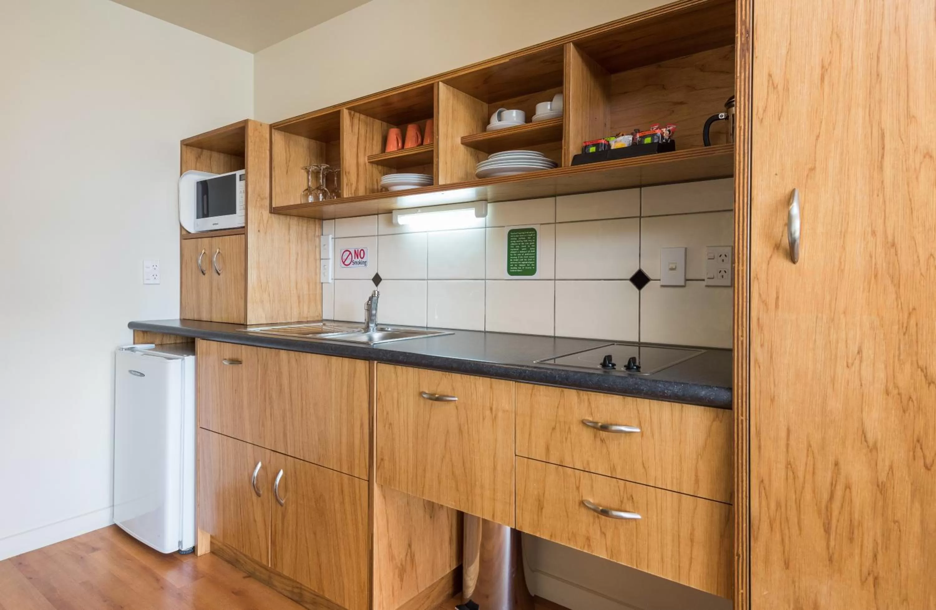 Kitchen or kitchenette in Parkside Motel