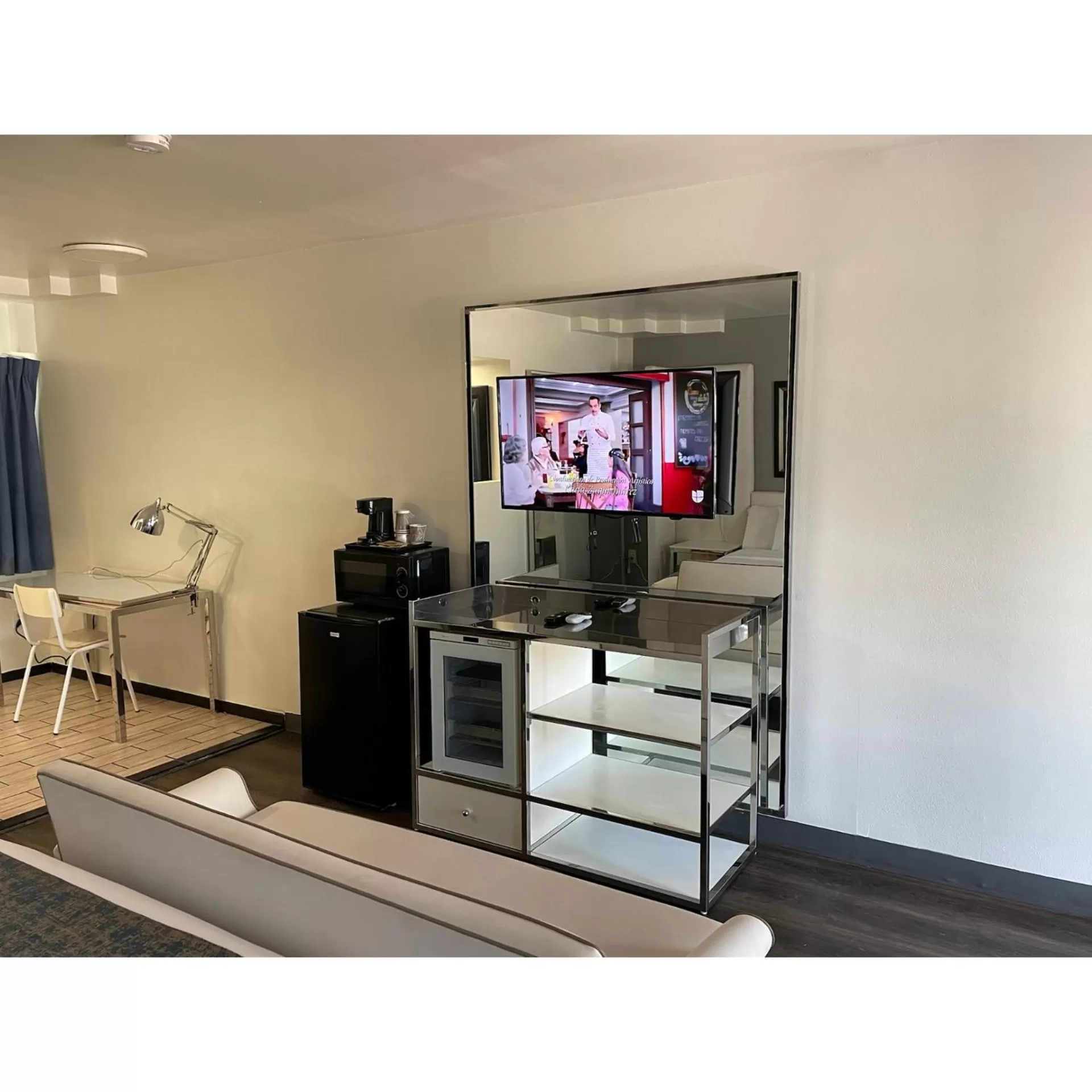 TV and multimedia, TV/Entertainment Center in Oak Tree Inn