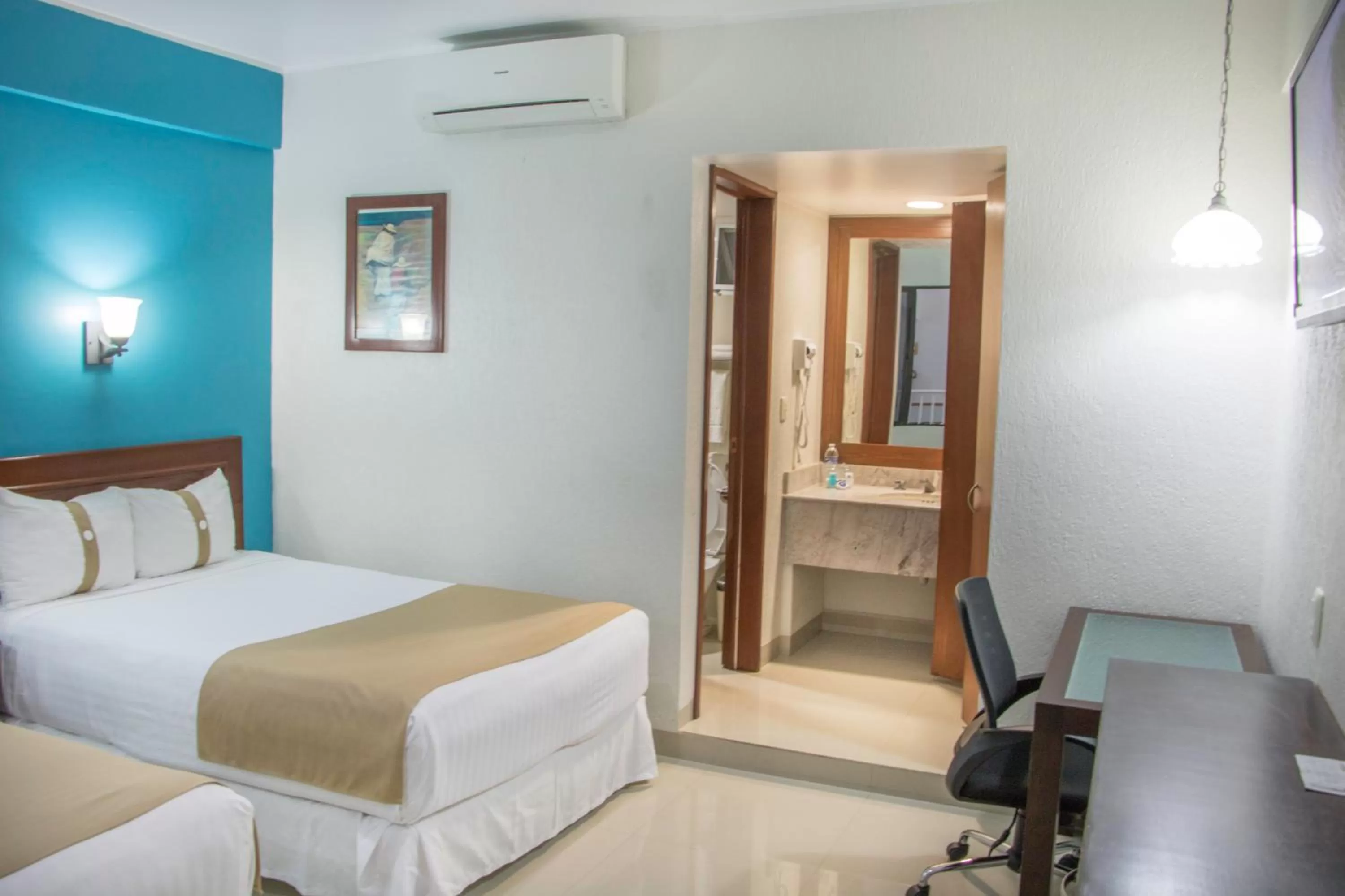 Toilet, Bed in Hotel Casa Blanca