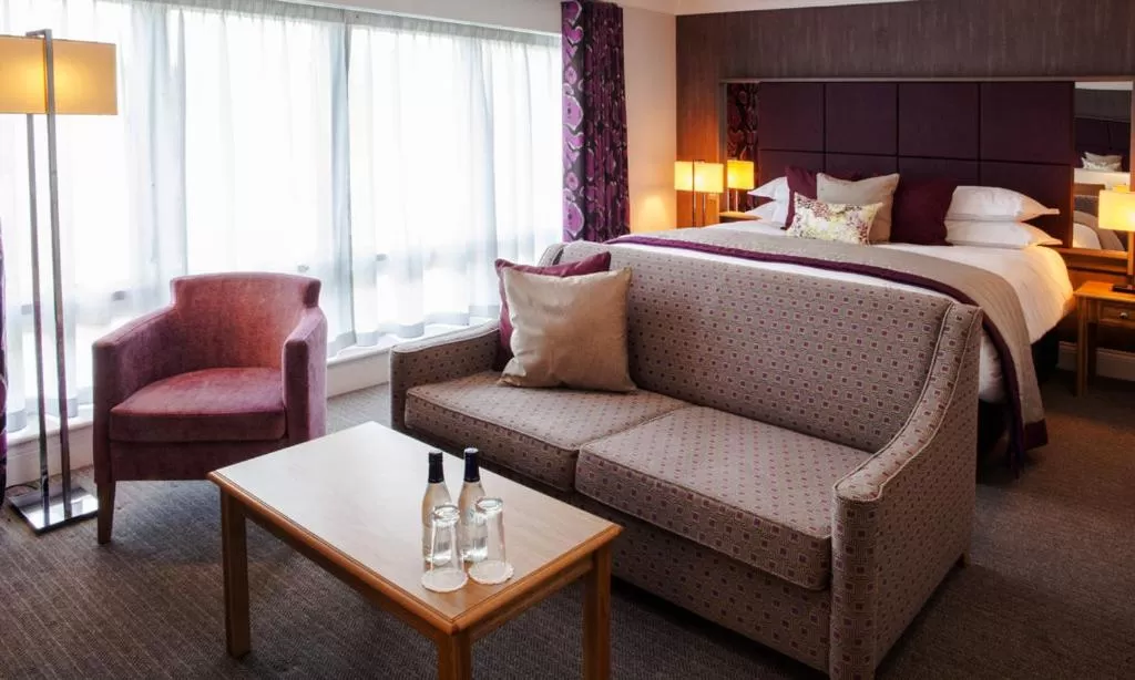 Restaurant/places to eat, Bed in Trout Hotel