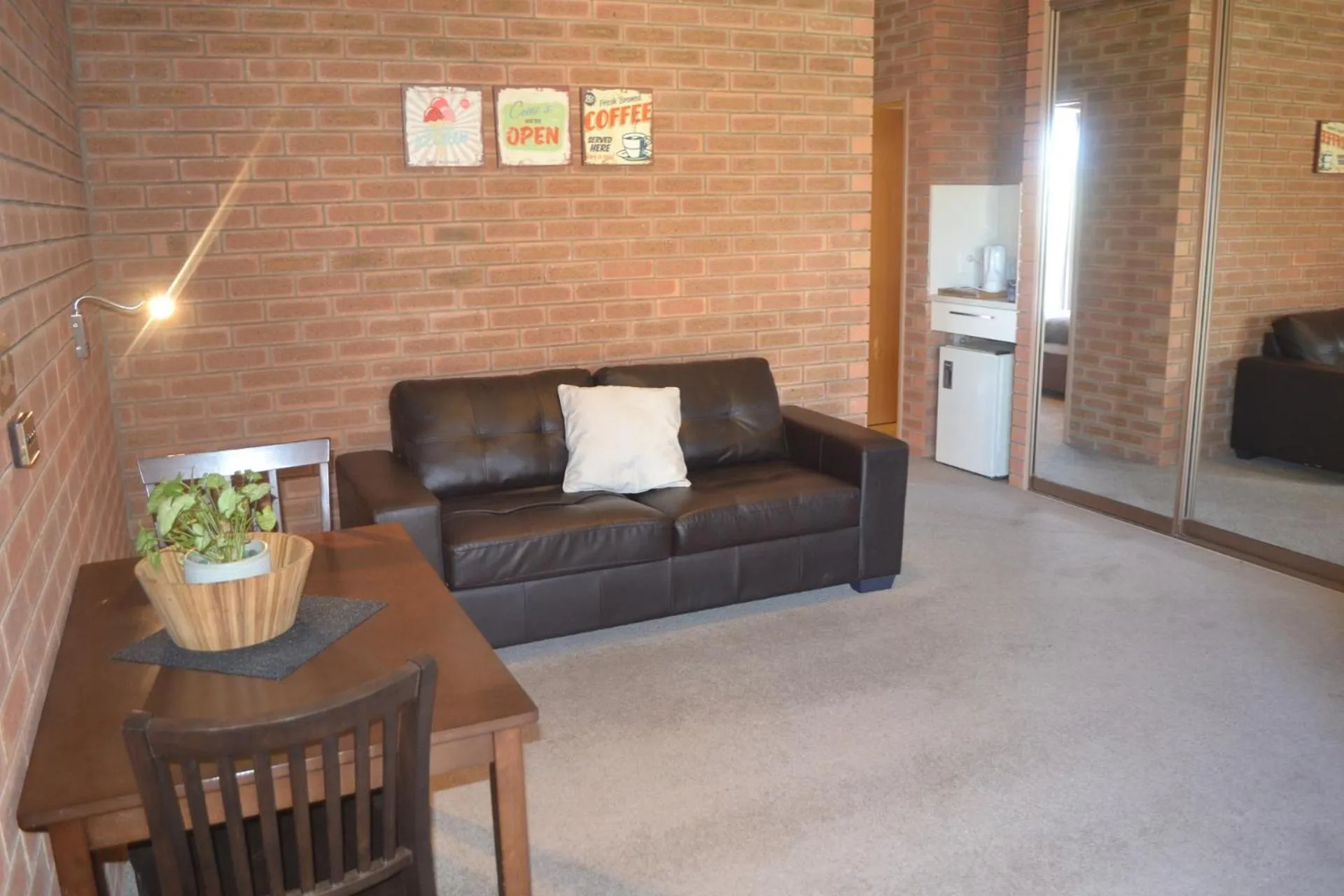 Seating area in Ashleigh Court Motor Inn