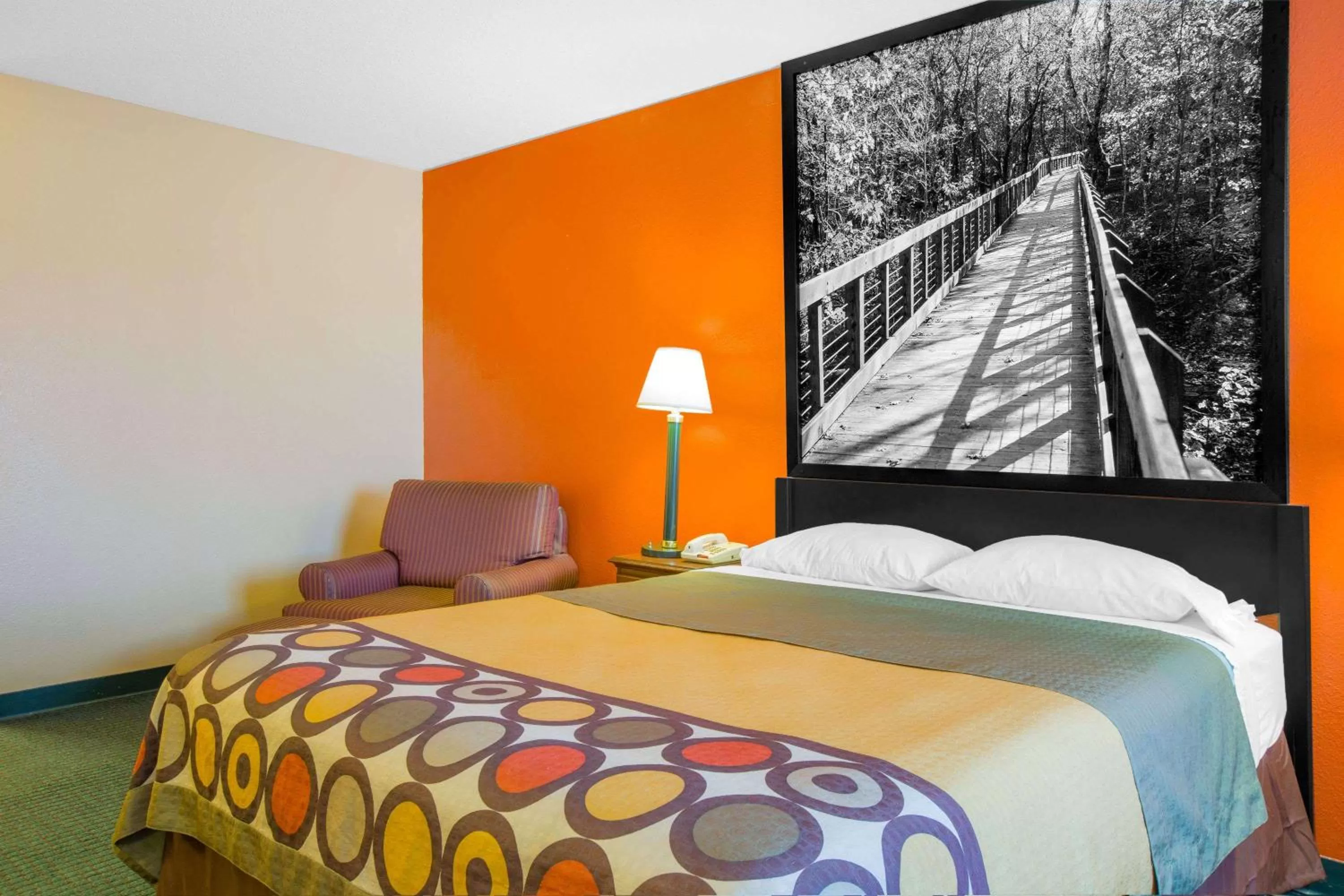 Photo of the whole room, Bed in Super 8 by Wyndham Talladega AL