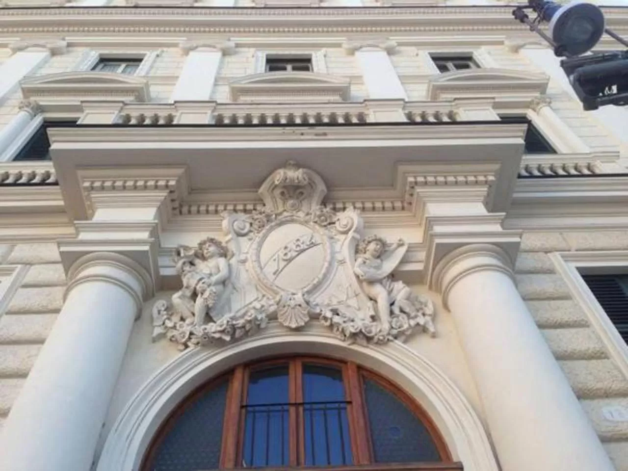Facade/entrance in Biancorèroma B&B