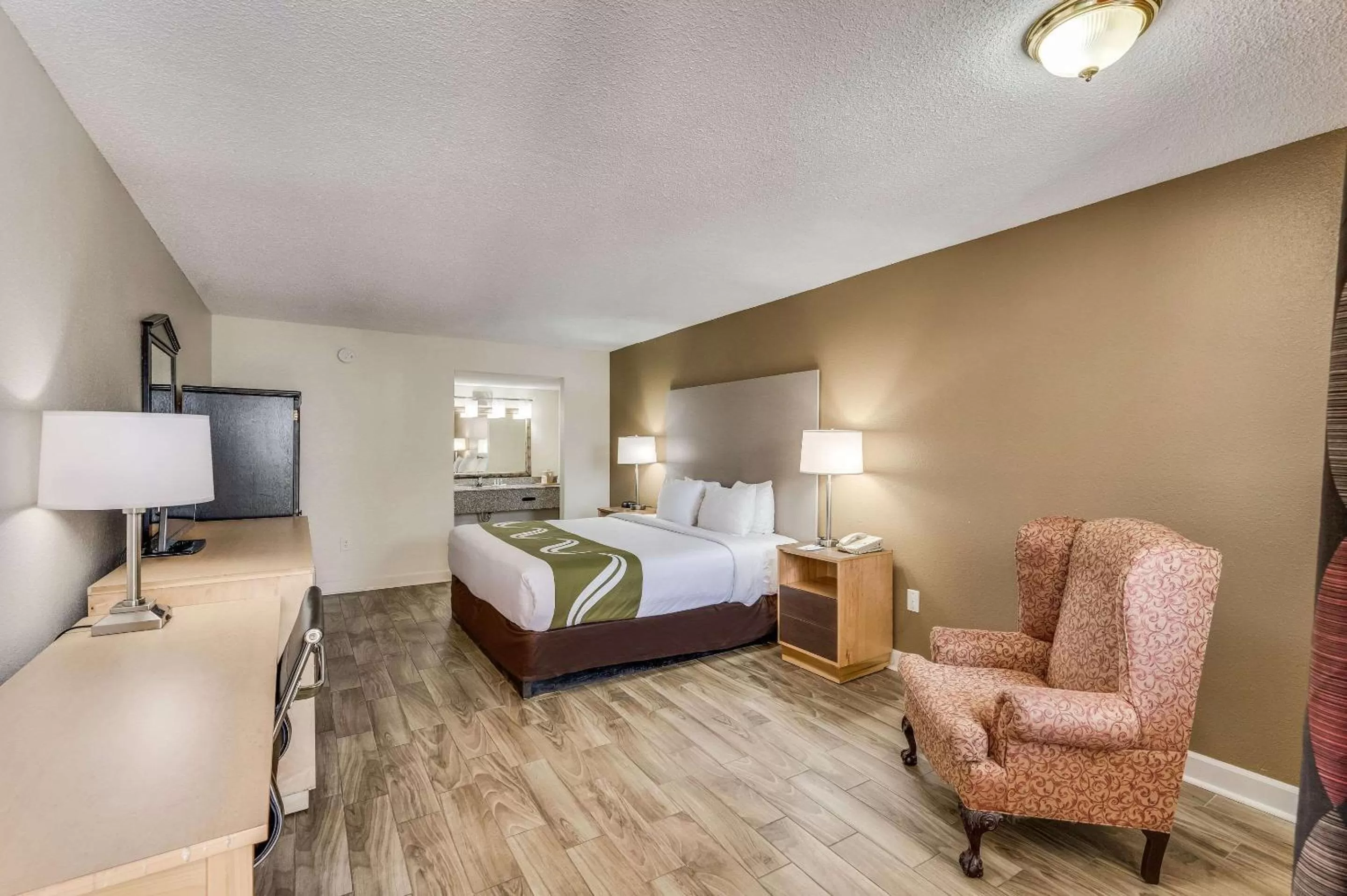 Photo of the whole room, Bed in Quality Inn & Suites Hot Springs-Lake Hamilton