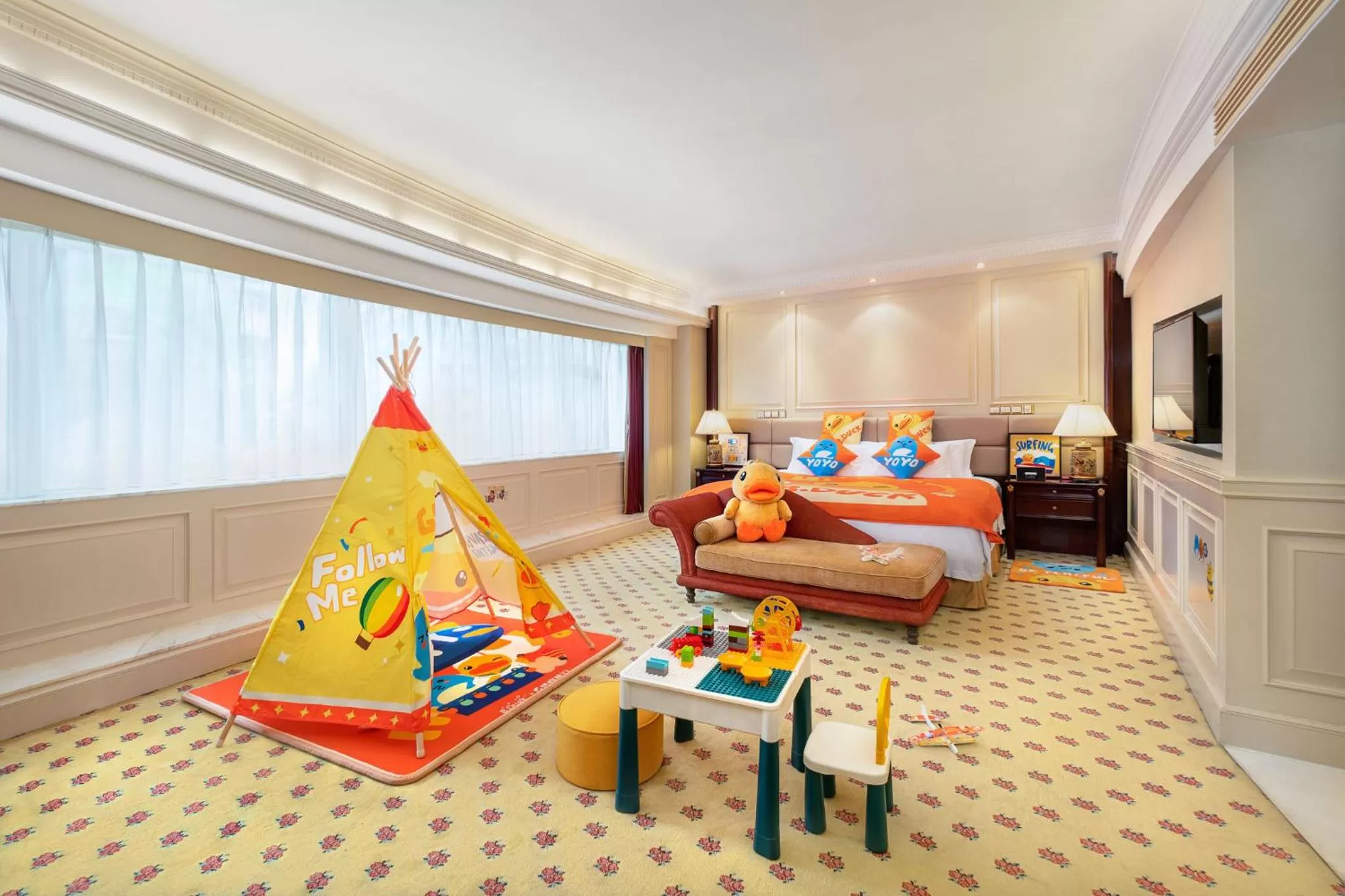 Photo of the whole room, Bed in Crowne Plaza Hotel & Suites Landmark Shenzhen by IHG