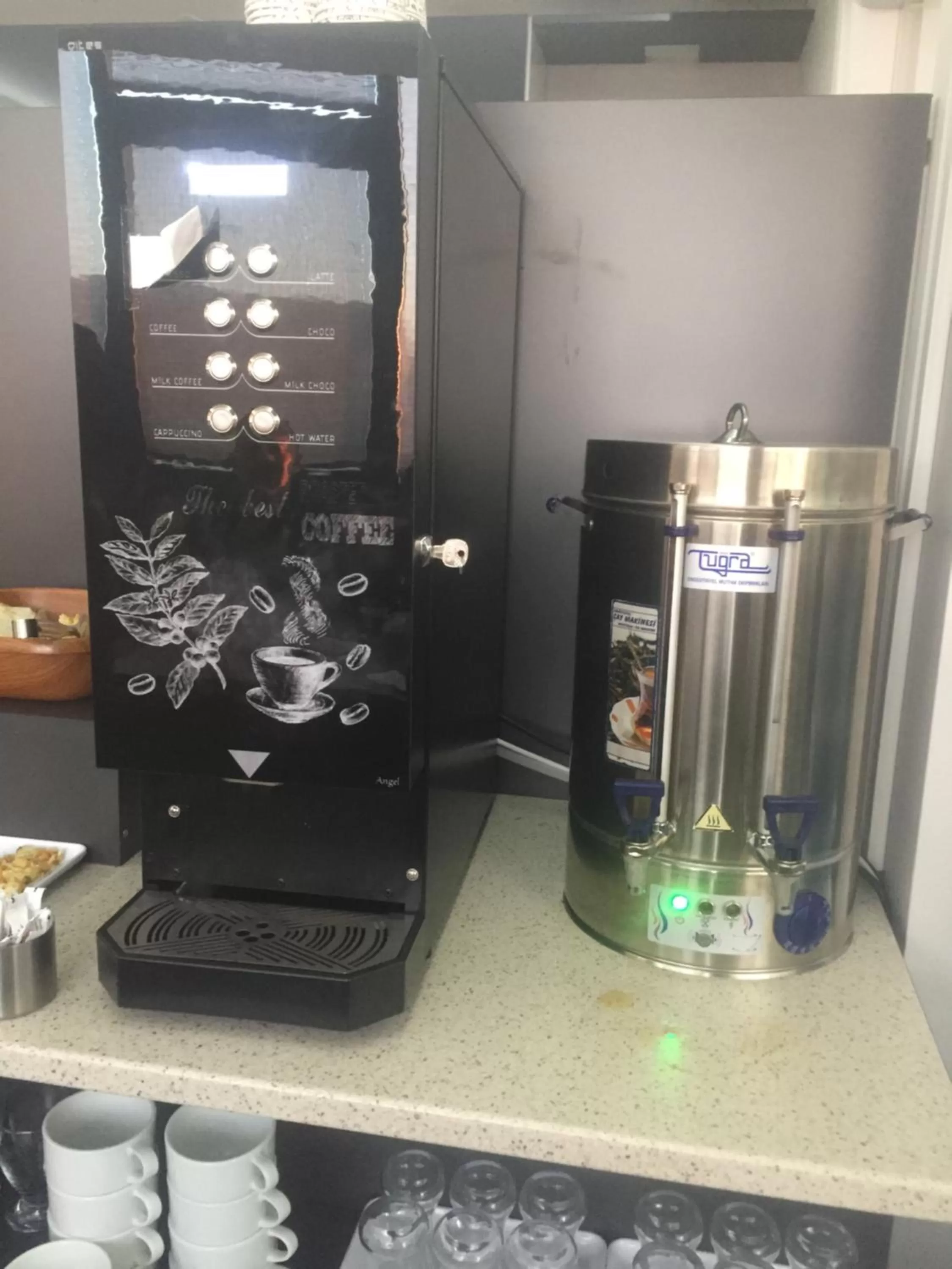 Coffee/tea facilities in Comfort Center Suit Hotel