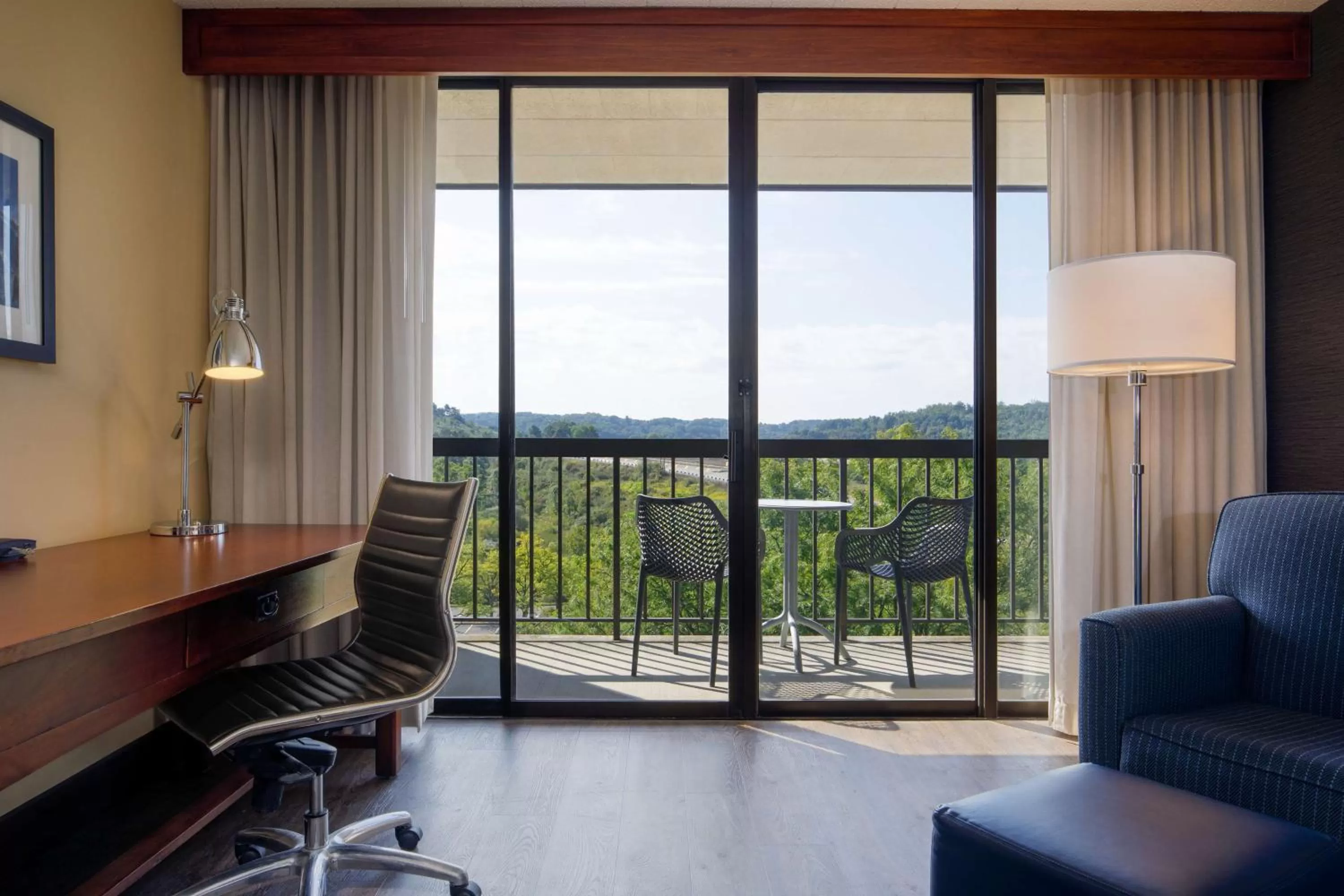 Bedroom in DoubleTree by Hilton Pittsburgh - Cranberry