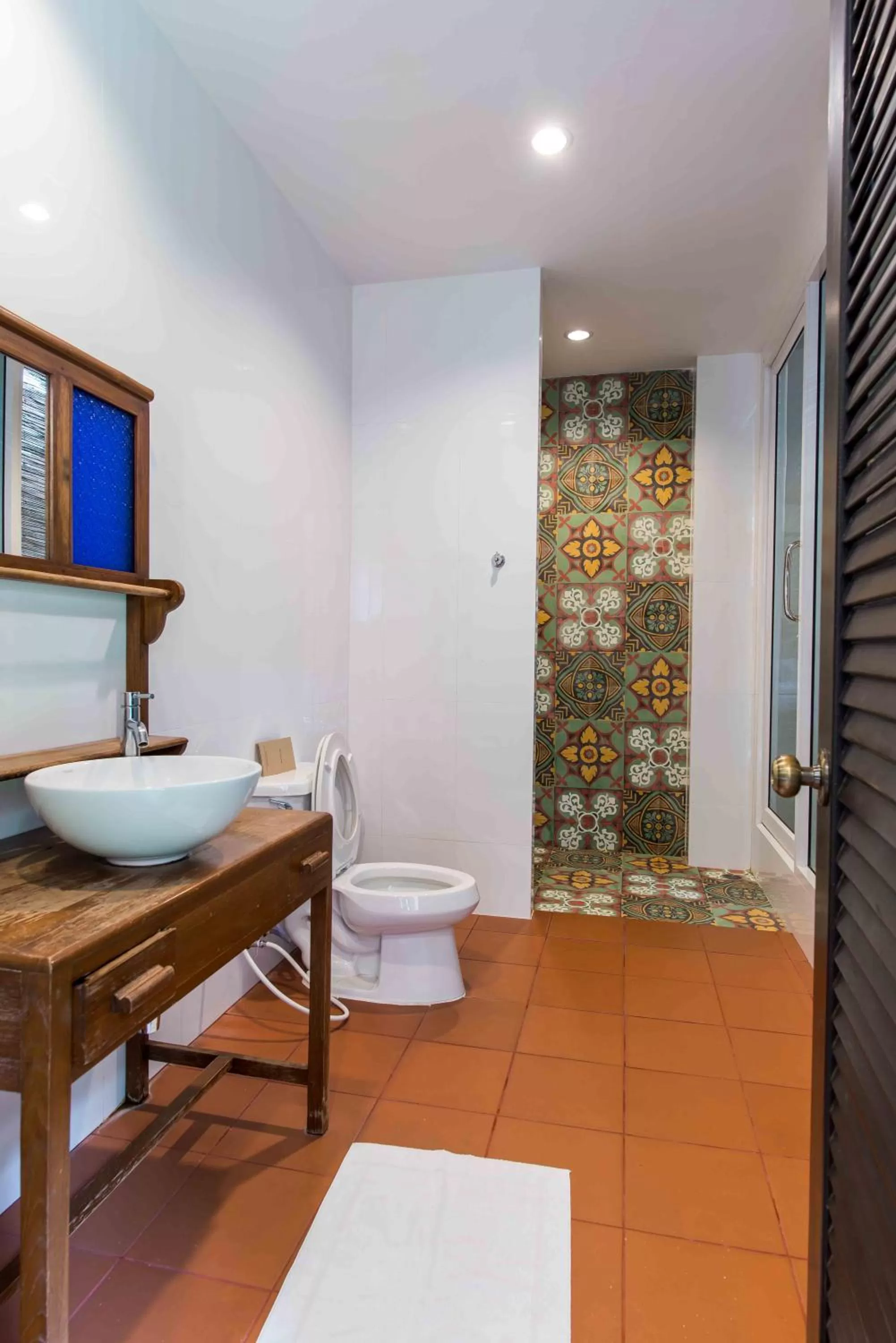 Bathroom in Feung Nakorn Balcony Rooms and Cafe