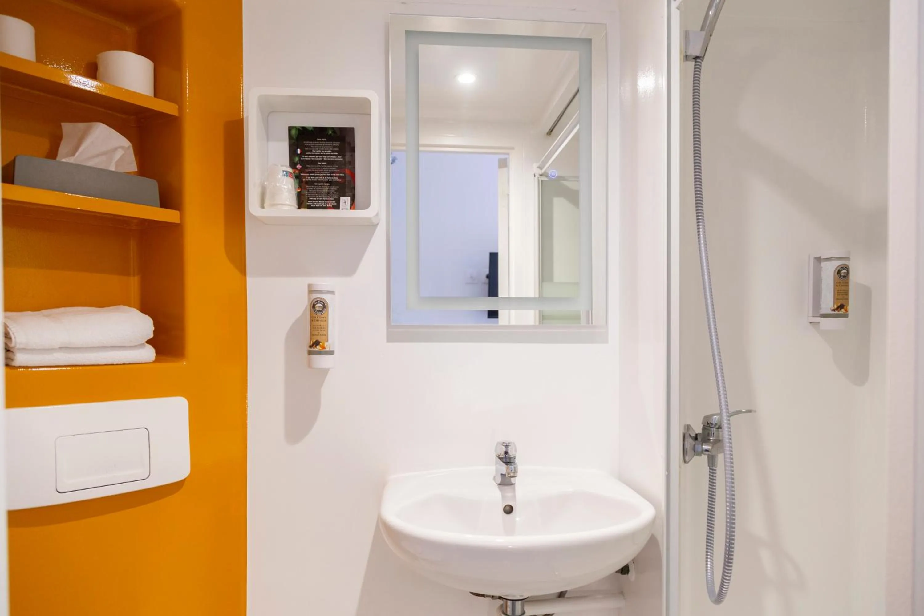 Shower in Hotel Victoria