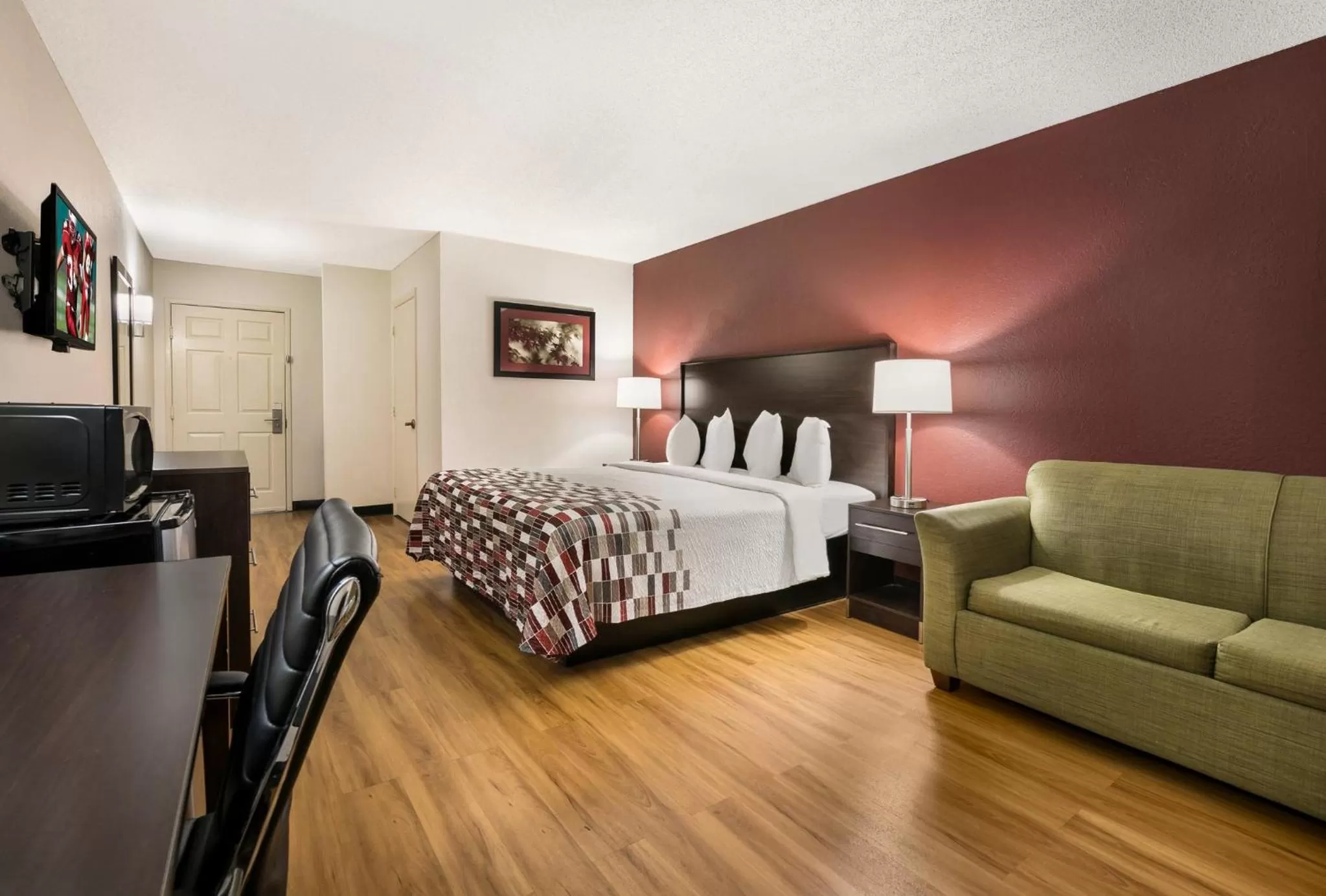 Photo of the whole room, Bed in Red Roof Inn & Suites Knoxville East