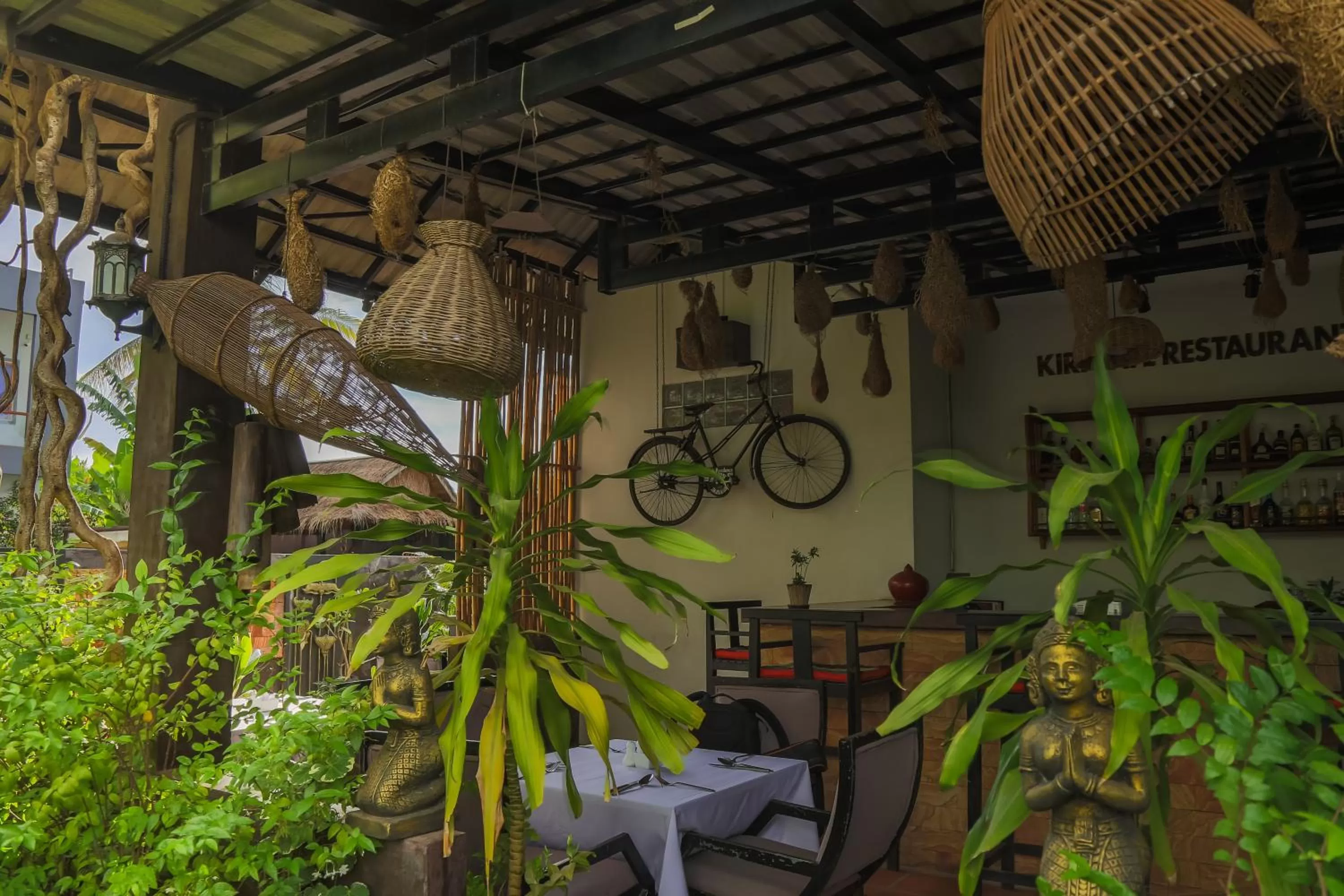 Restaurant/Places to Eat in Indra Porak Residence Hotel