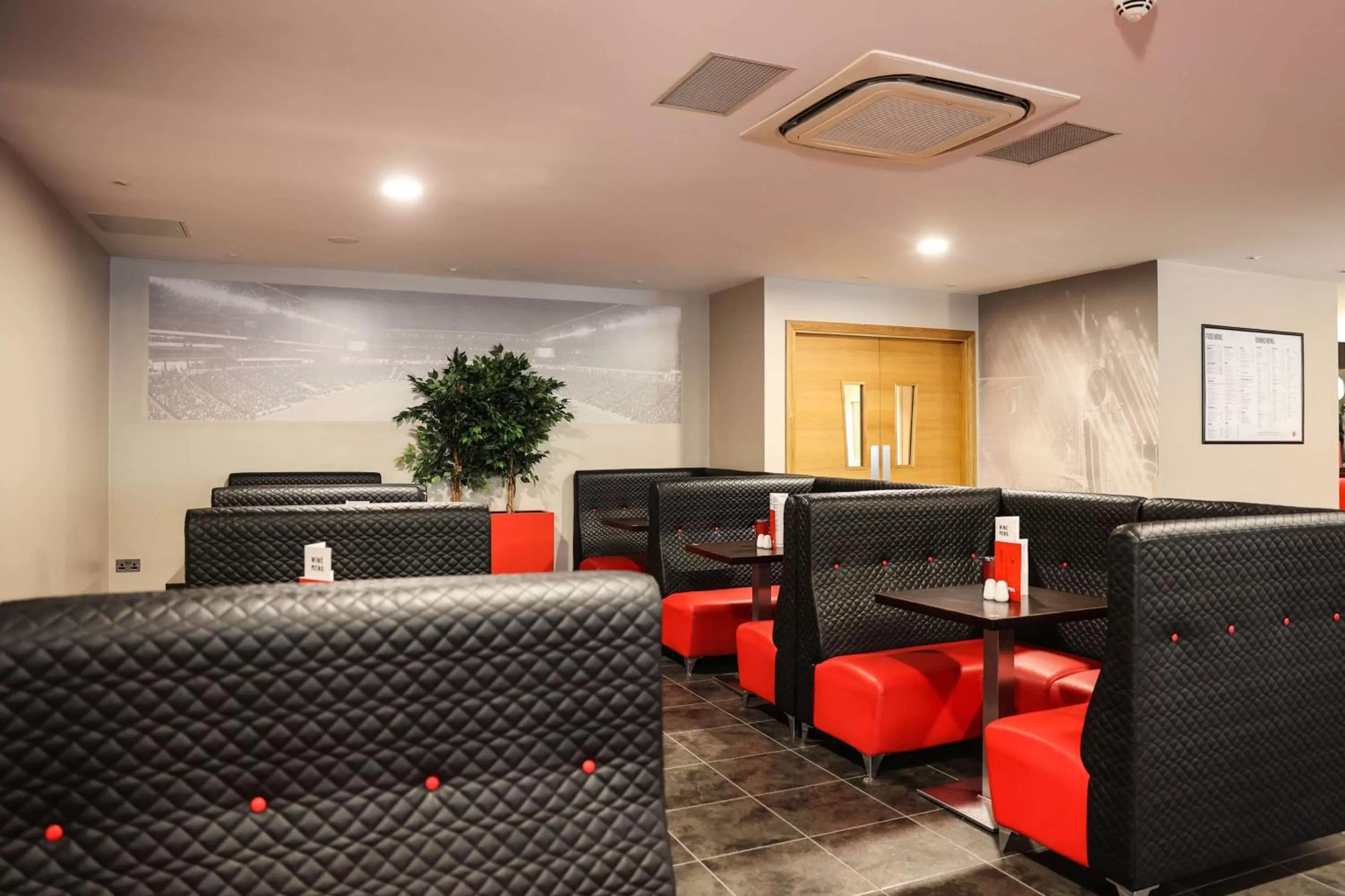 Lounge or bar in DoubleTree By Hilton Milton Keynes