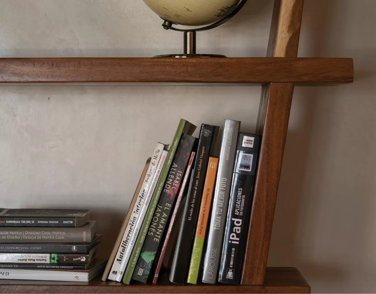 Library in Puerta del Cielo Hotel Origen